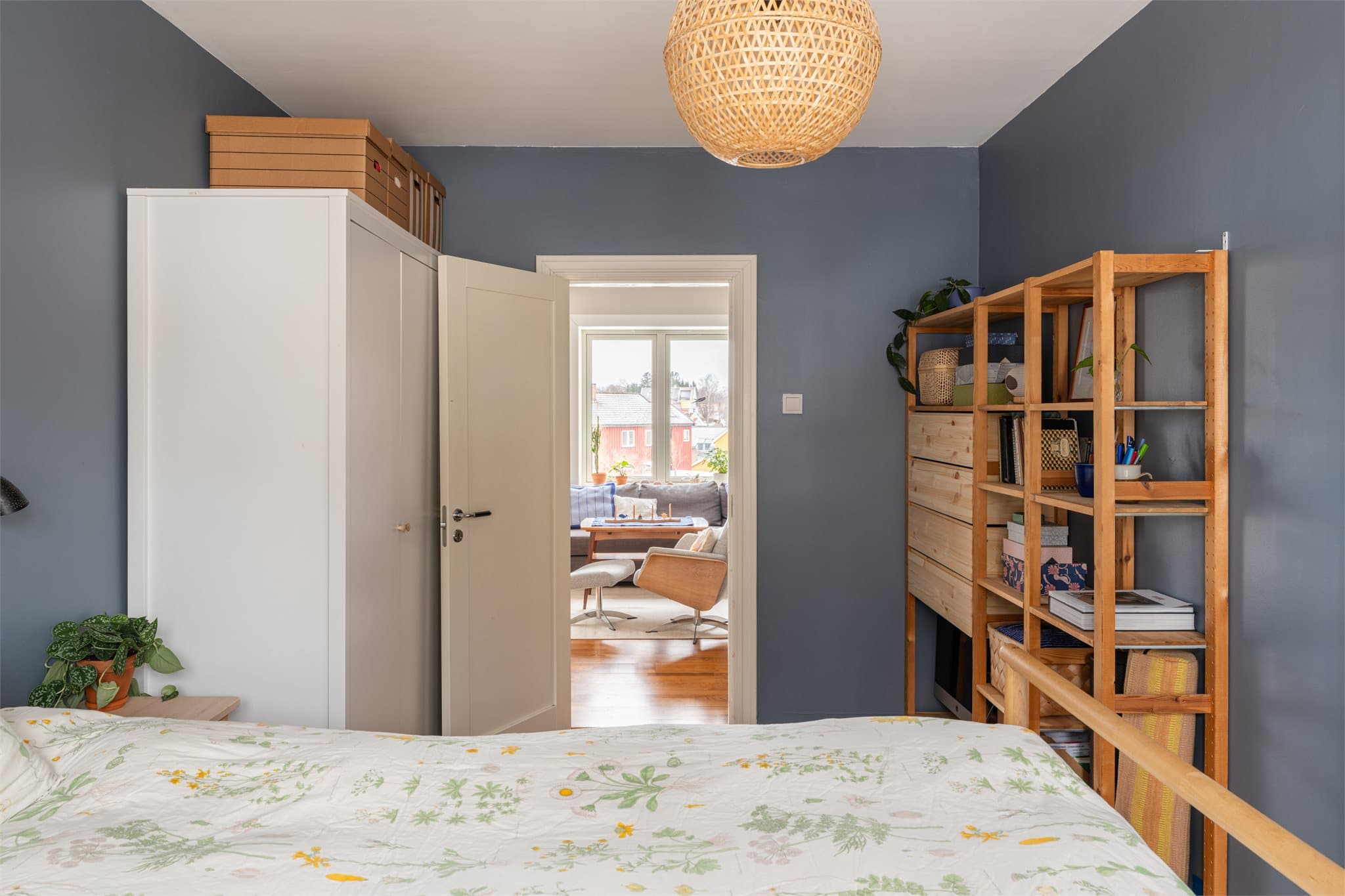 Det er rikelig med plass for oppbevaring i garderobeskap eller hyllesystemer.