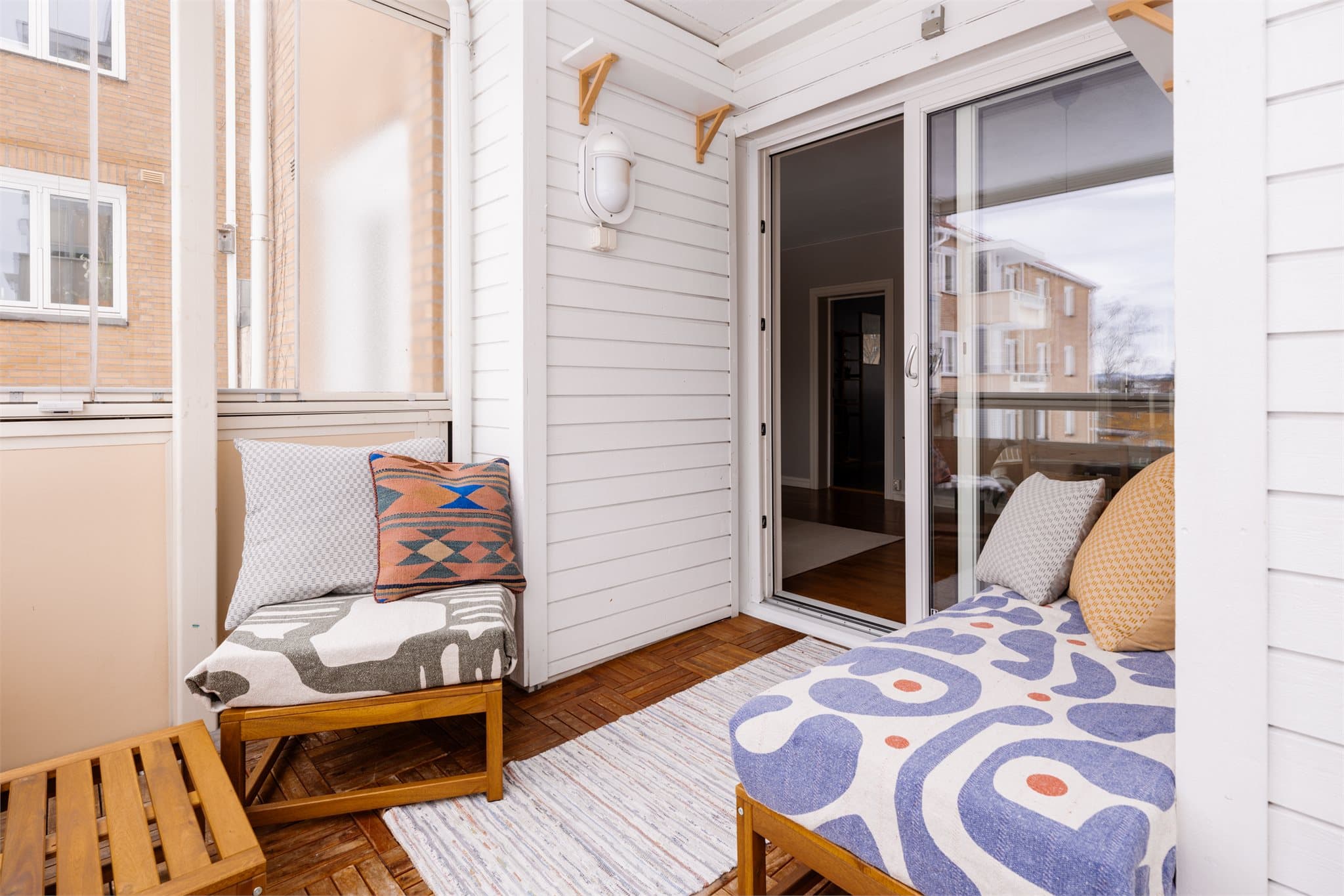 De fleksible glasspanelene kan skyves helt til siden for å slippe sommerluften inn.