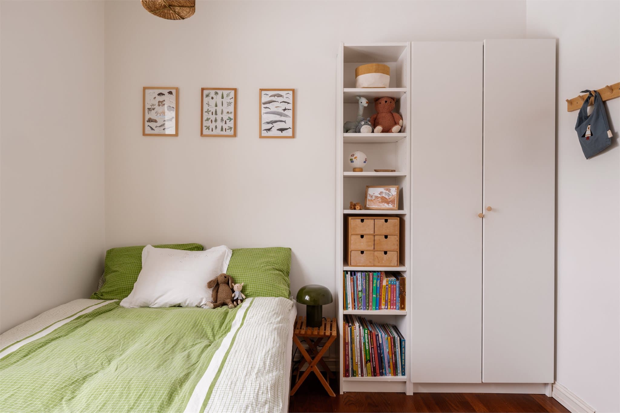 Her er det plass til både garderobeskap og smarte, åpne hyllesystemer.