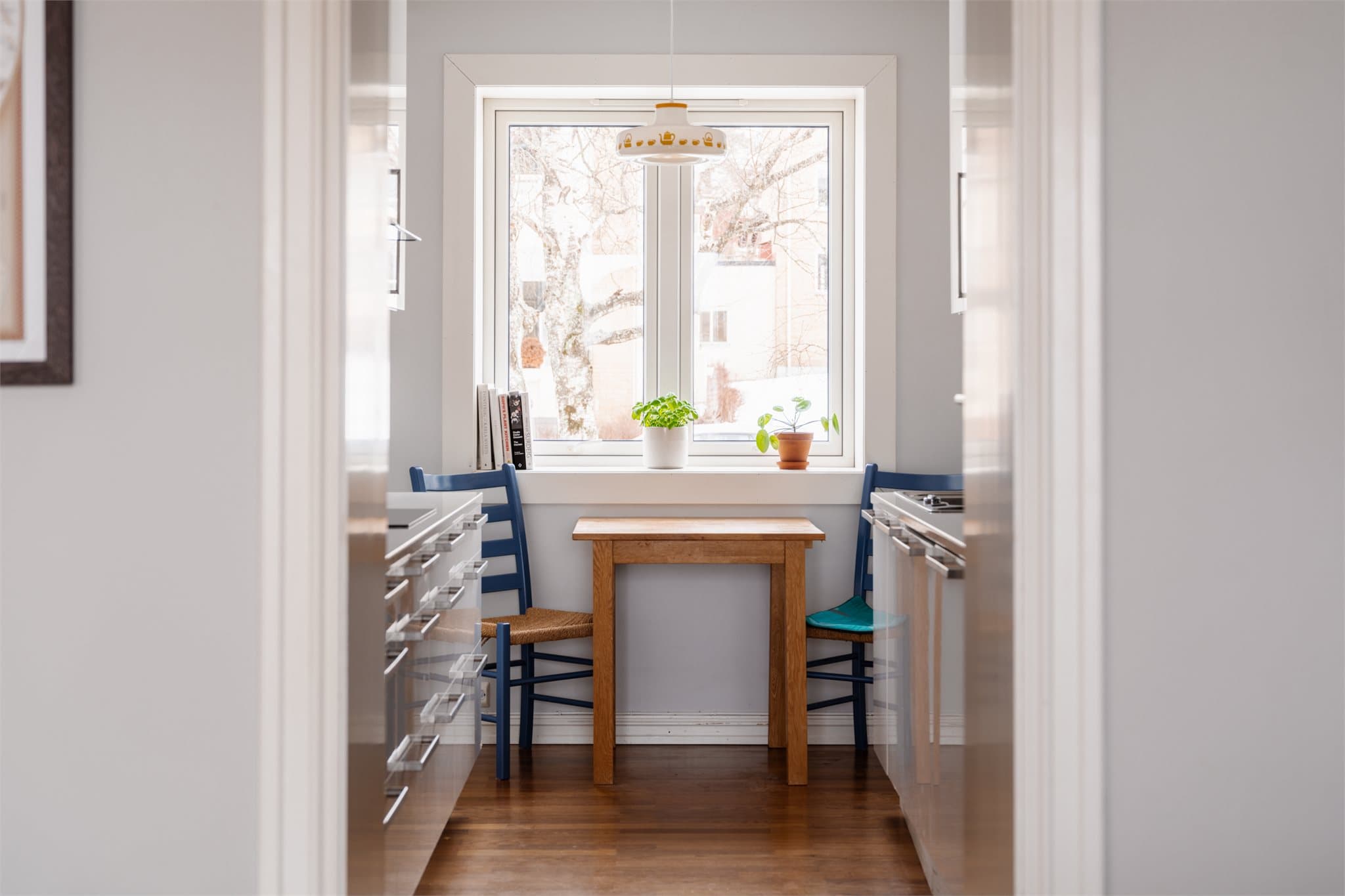 Varmtvannsberederen på 120 liter fra Oso er skjult i kjøkkenbenken.