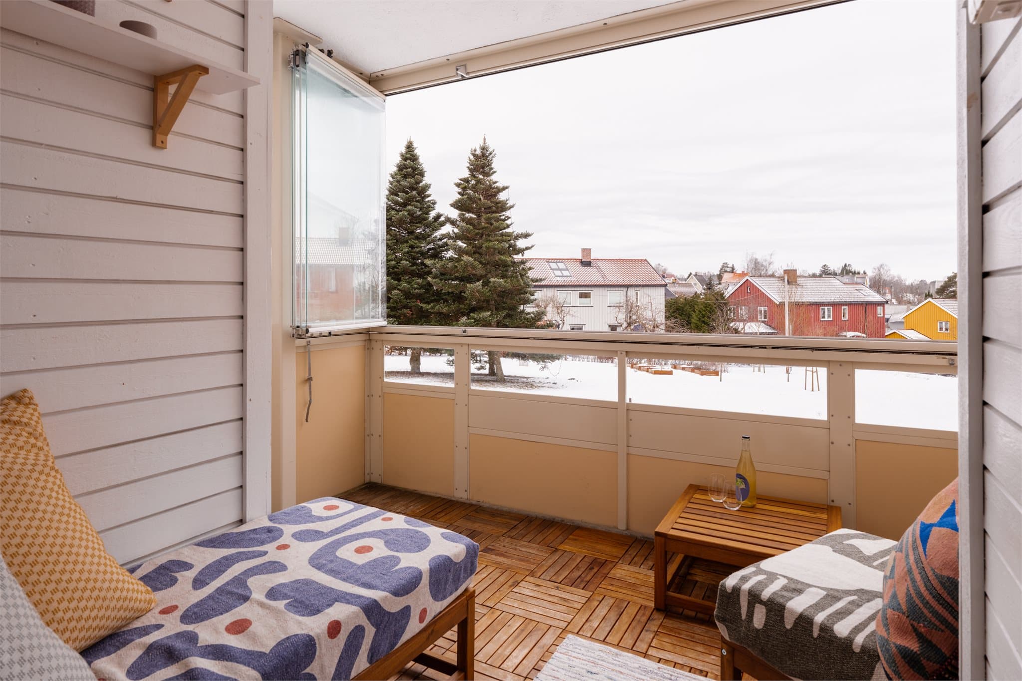 Den vestvendte, innglassede balkongen på 9 m² fungerer som en forlengelse av stuen.