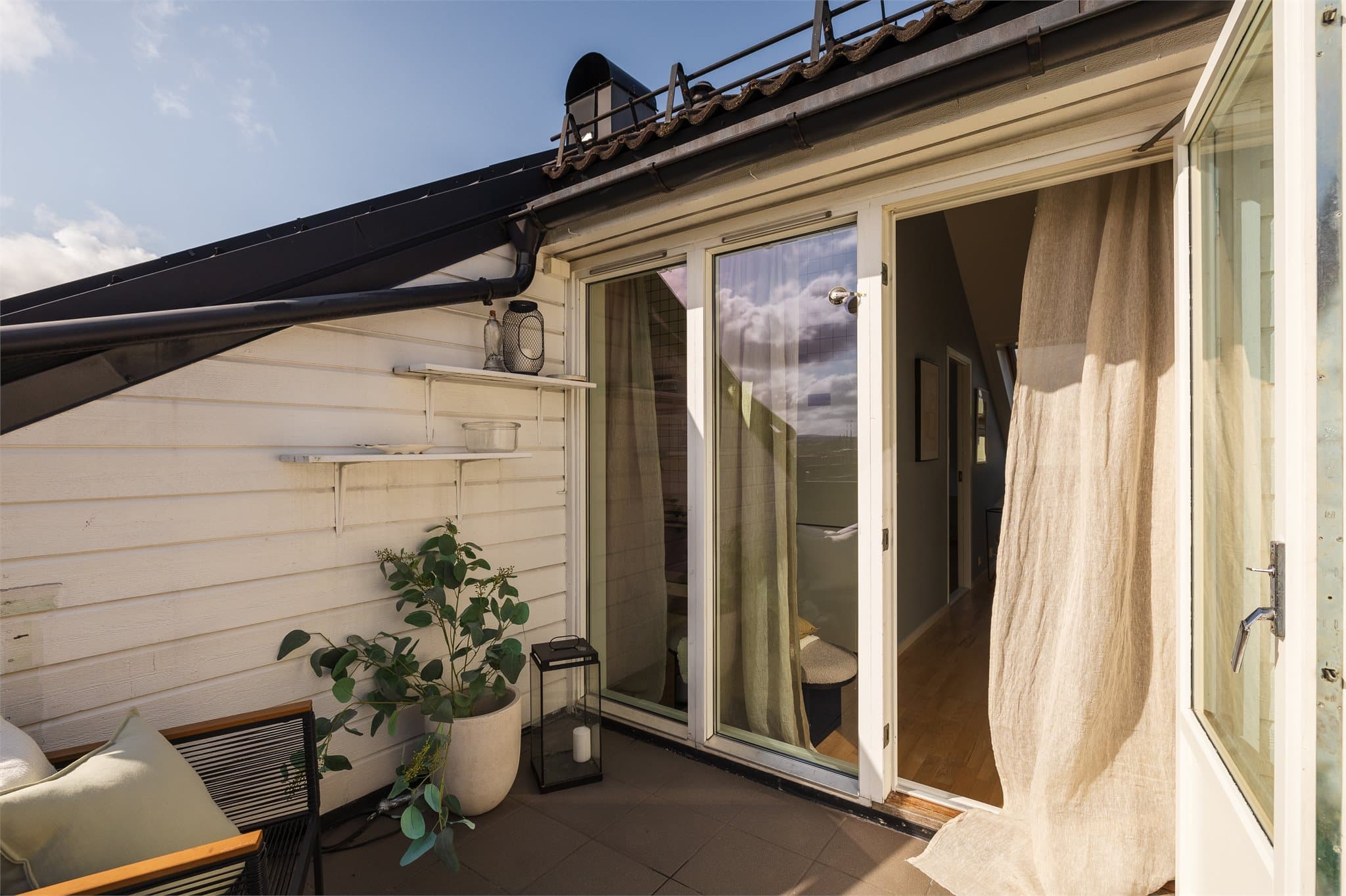 Terrassen har både lys og stikk, noe som gjør det enkelt å skape stemning eller koble til varmelampe eller musikk.