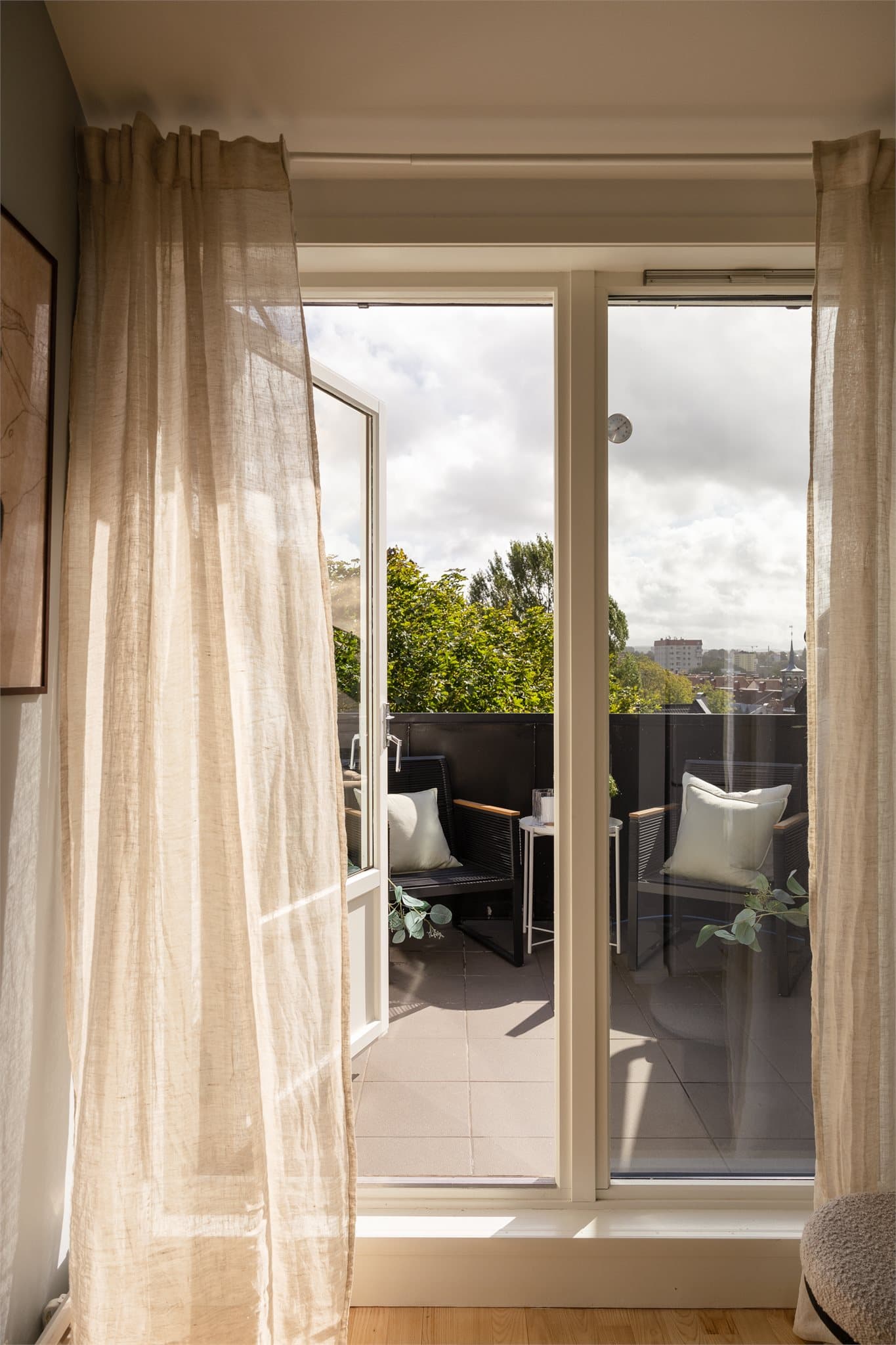 Fra kjøkkenet har man utgang til en herlig takterrasse på ca. 5,5 m².