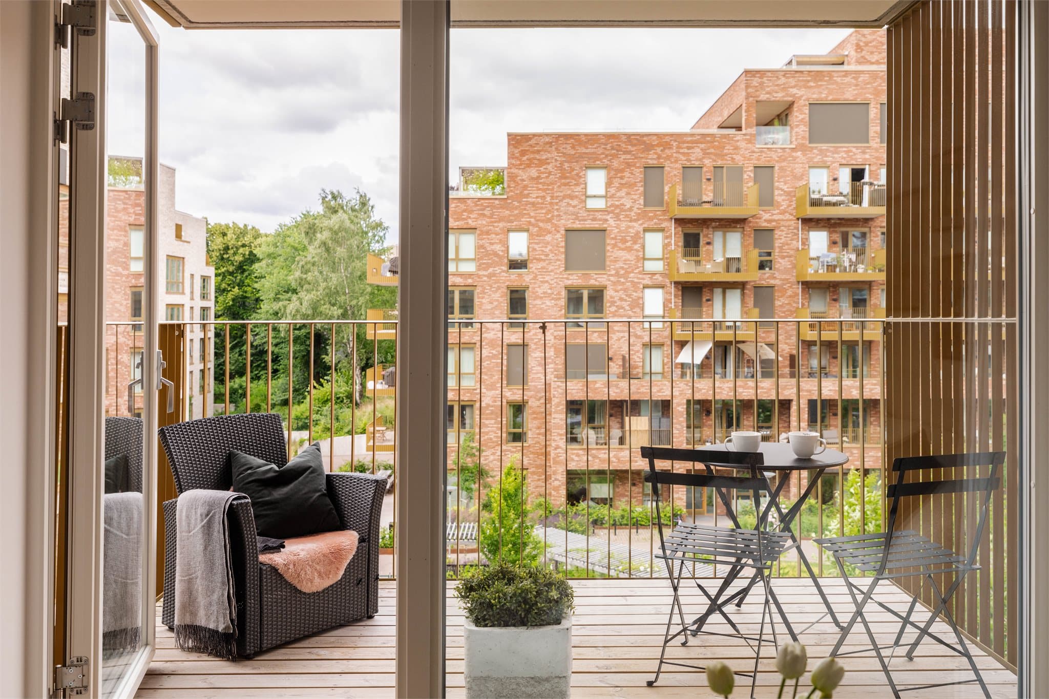 På sommerhalvåret blir balkongen som en naturlig forlengelse av stuen.