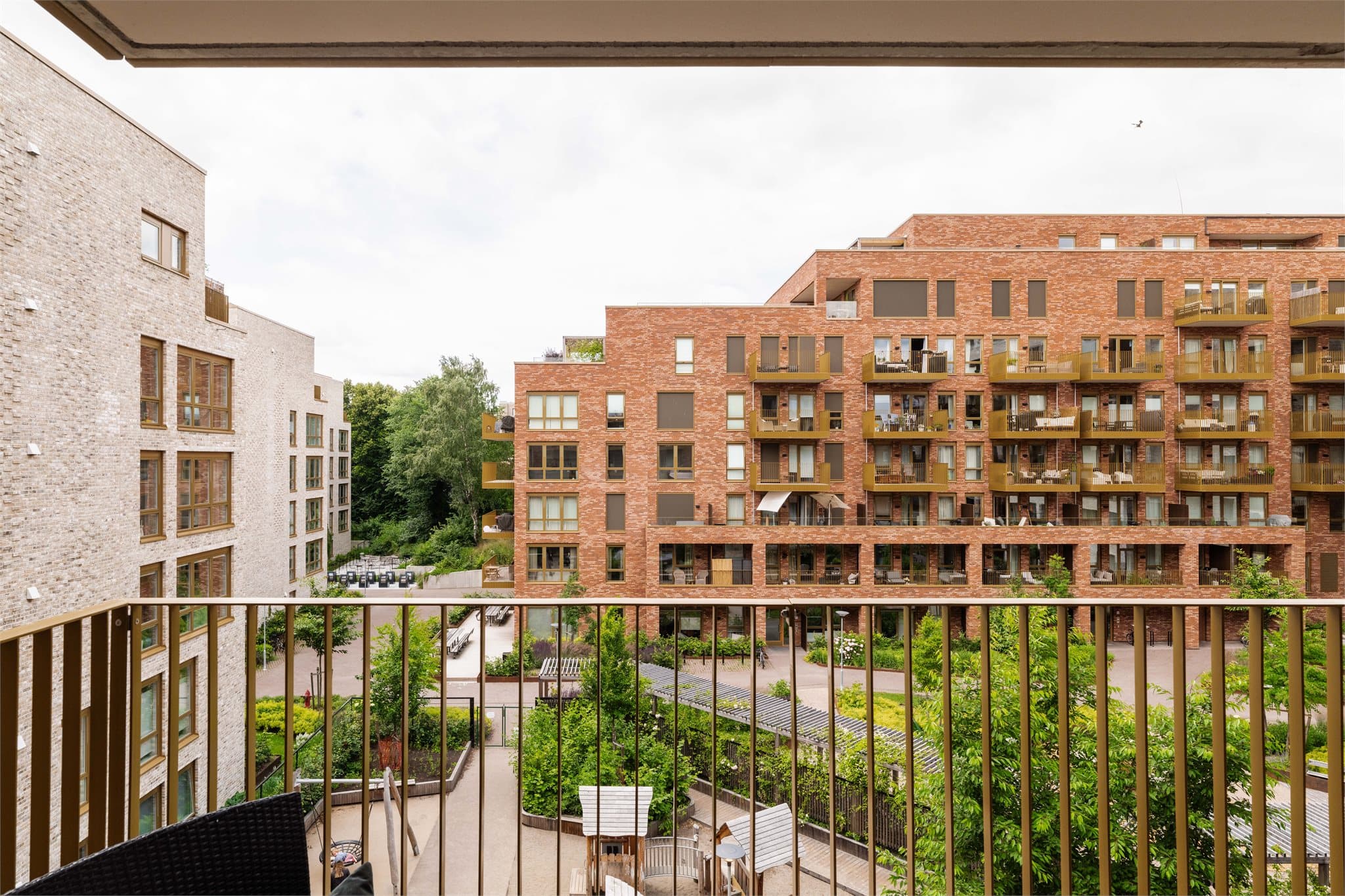 Leiligheten vender i sin helhet inn mot dette flotte gårdsrommet.