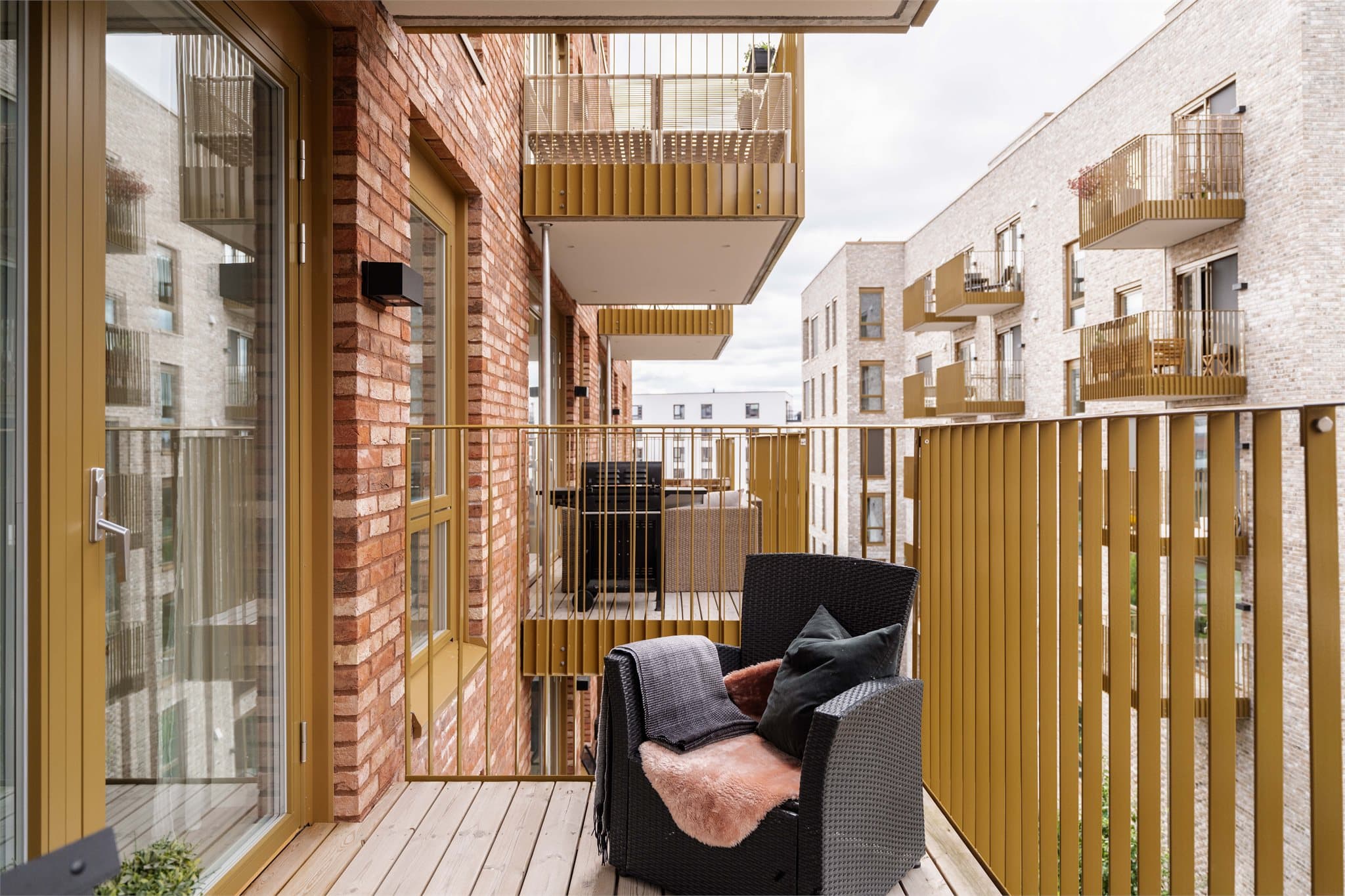 Balkongen er 6 m² og har god plass til utemøbler og grill.