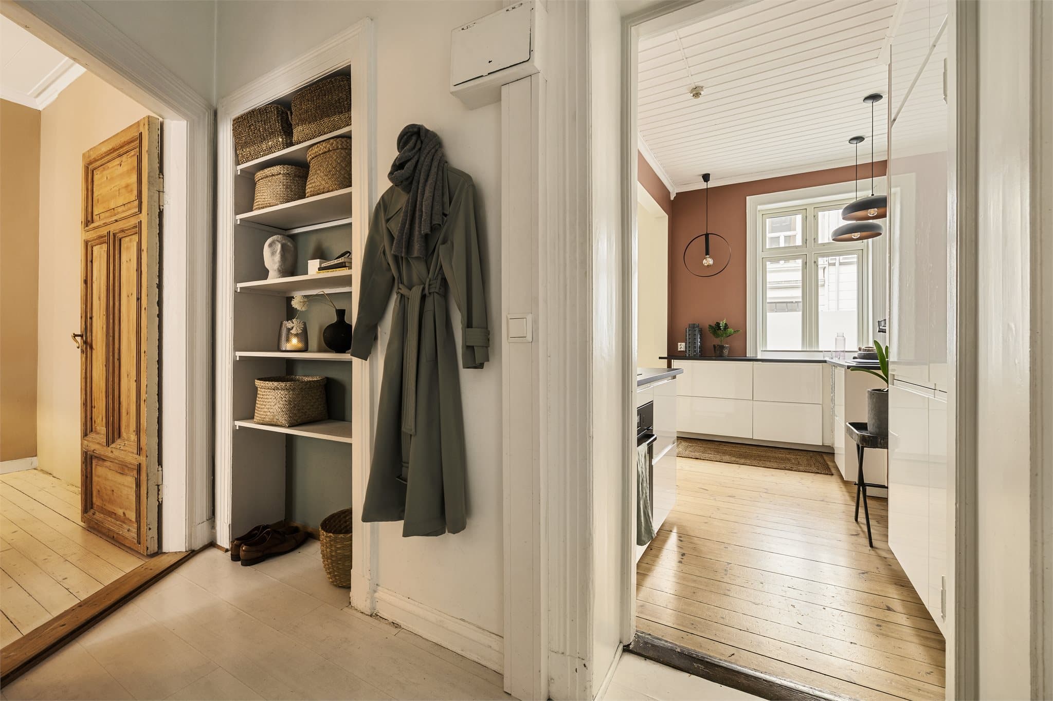 Entréen gir et hyggelig førsteinntrykk med plass til sko og yttertøy, samt en praktisk, innebygd hyllenisje for oppbevaring og dekor. Gulvet er belagt med laminat.