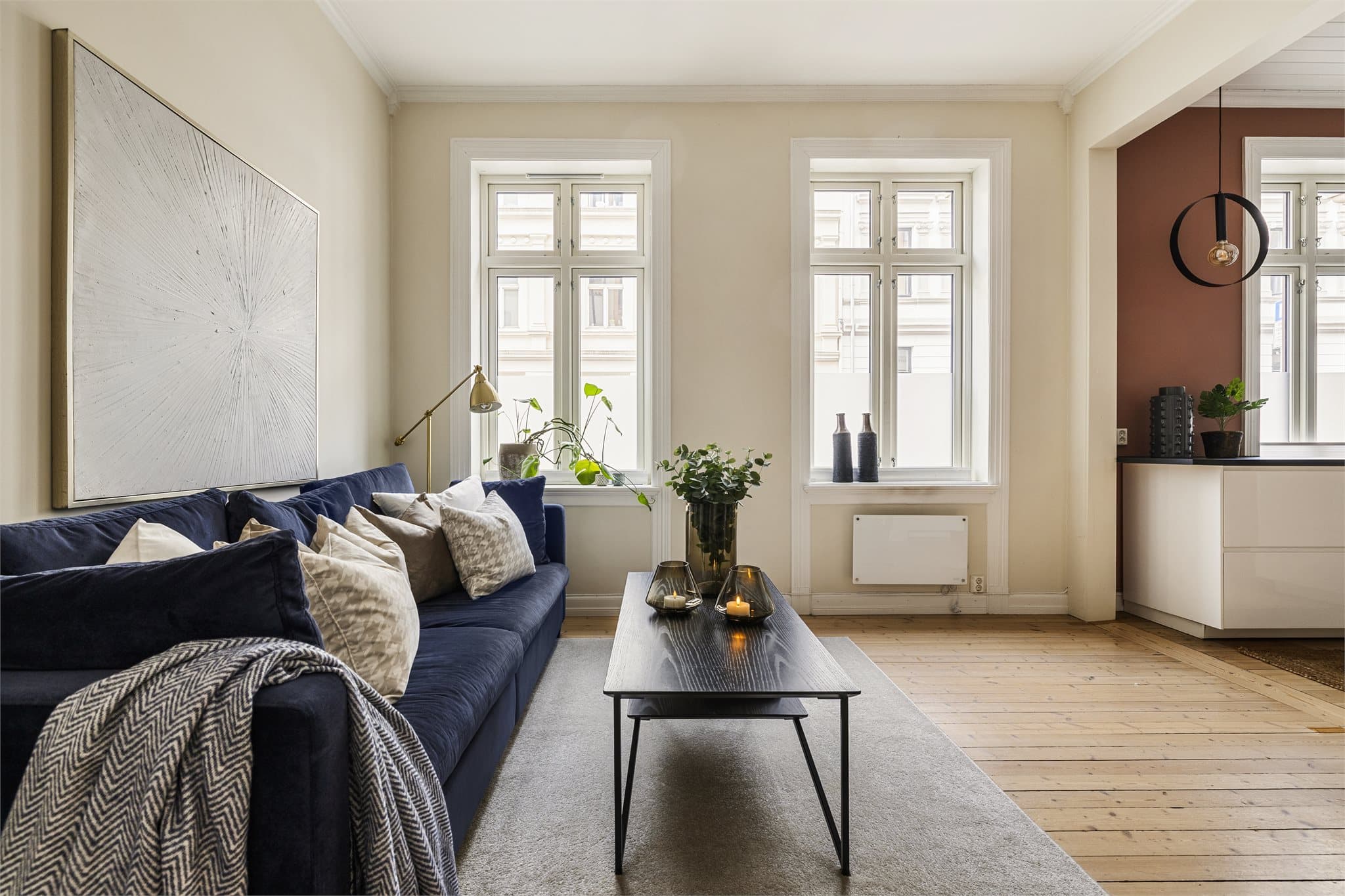 Stuen har god plass til både en romslig sofagruppe og spisebord.