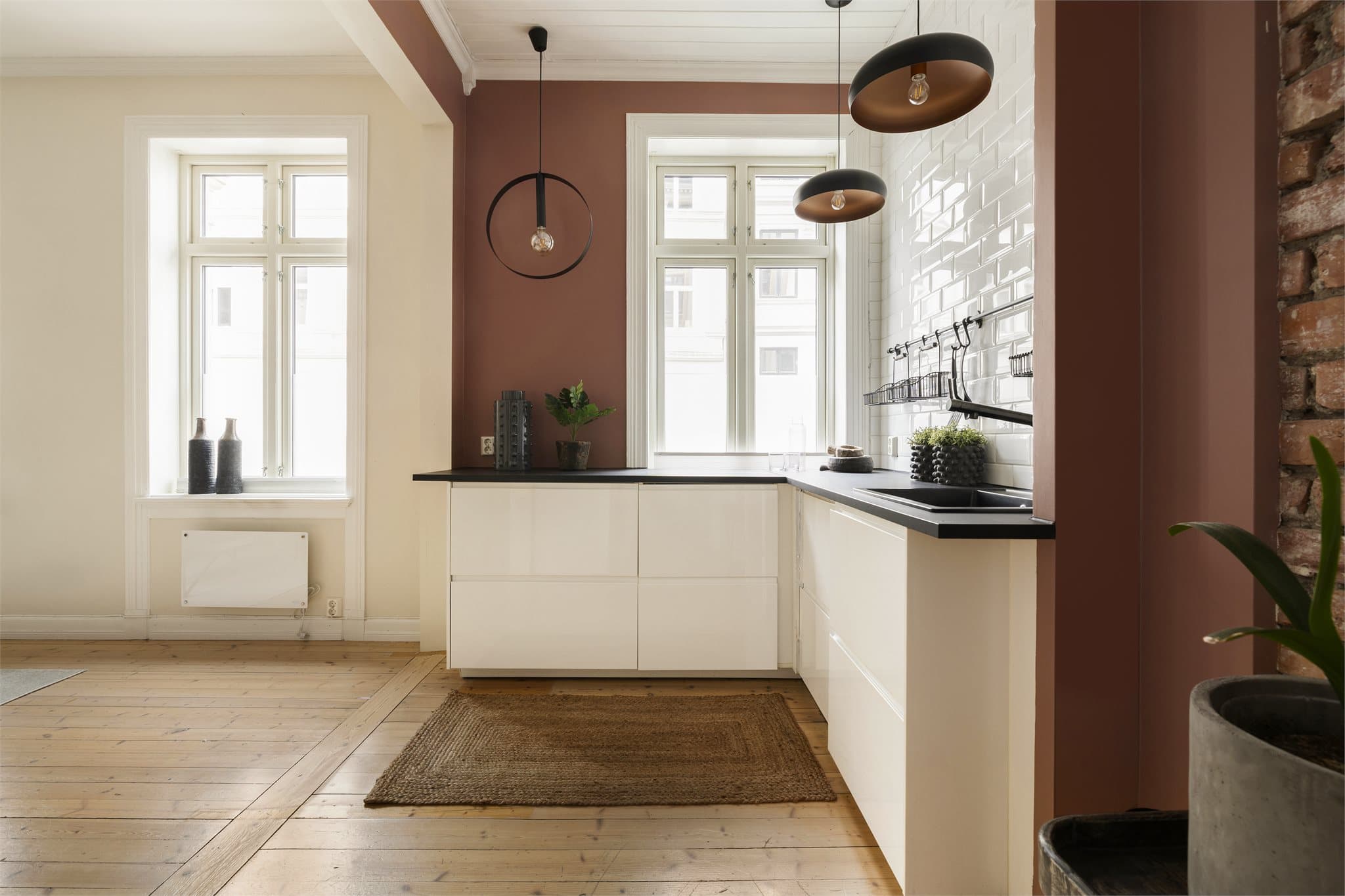 Kjøkkeninnredning fra 2019 med glatte fronter og laminat benkeplate.