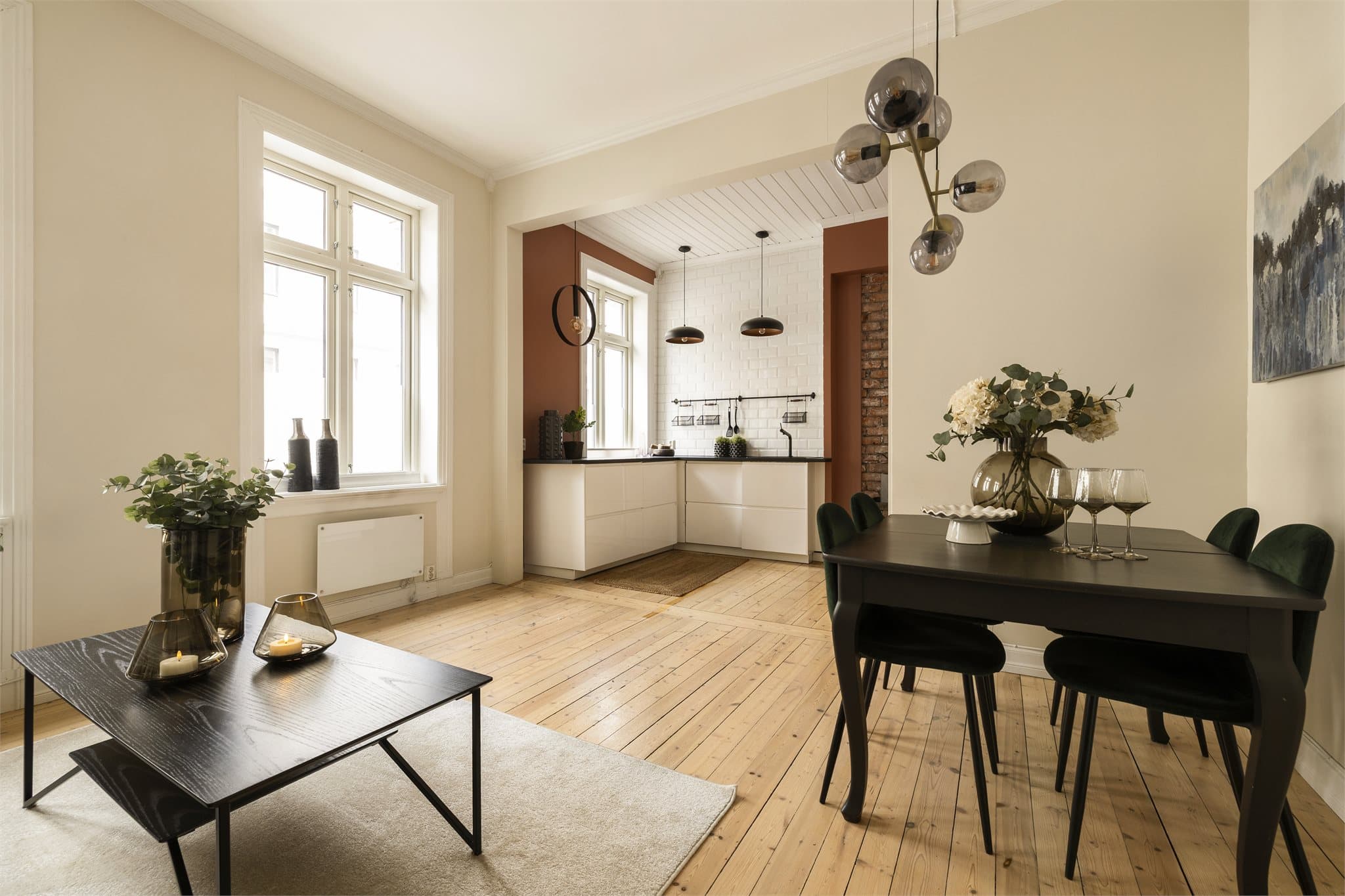 En klassisk bygårdsleilighet fra 1899. Her kombineres den opprinnelige bygårdsfølelsen med oppgraderinger som gjør leiligheten moderne, sjarmerende og funksjonell for dagens behov.
