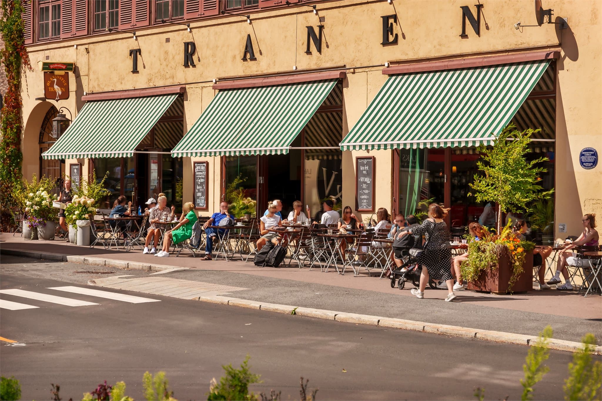 I nabolaget finner du populære restauranter som Tranen, kjent for sin pizza.