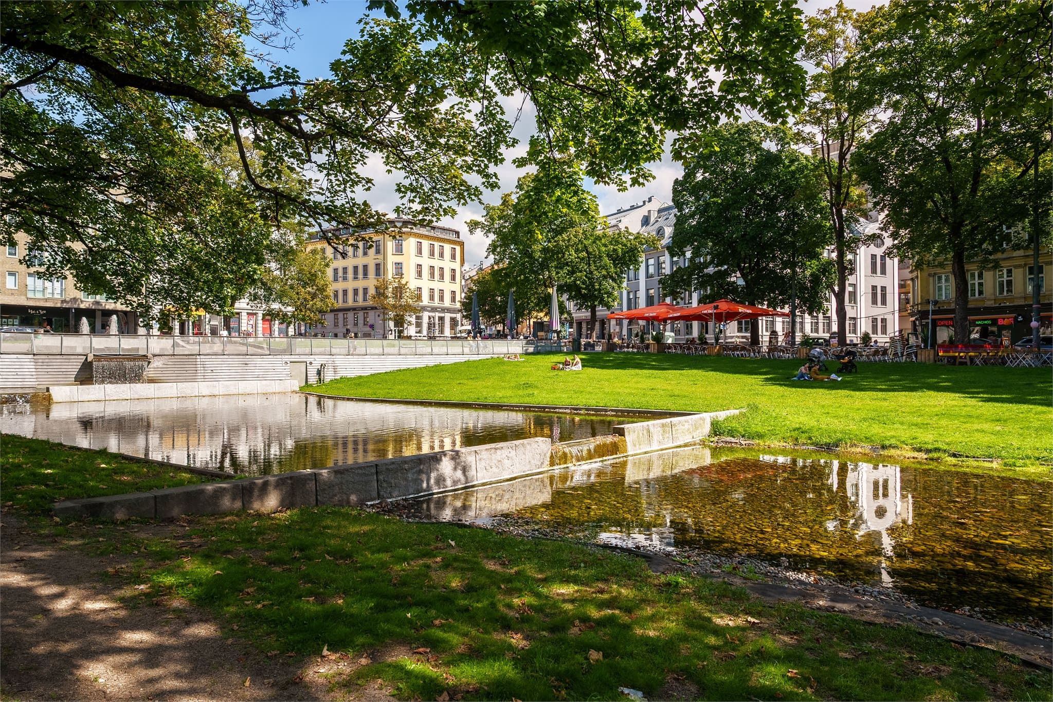 Beliggenhet ved Alexander Kiellands plass, et moderne og levende knutepunkt.