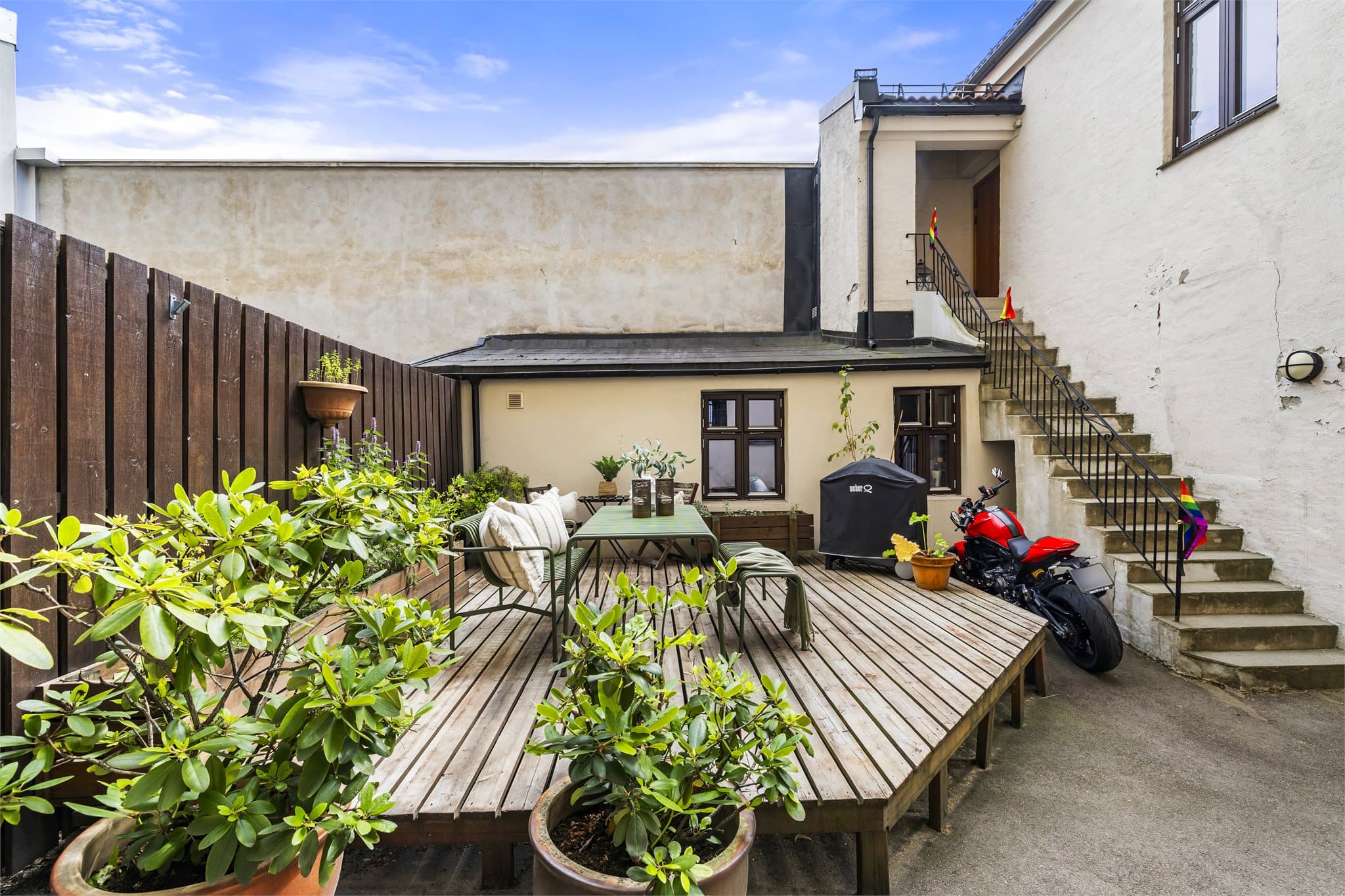 Leiligheten har en fredelig og skjermet beliggenhet mot en hyggelig felles bakgård med platting, samtidig som Alexander Kiellands plass ligger kun få minutters gange unna.