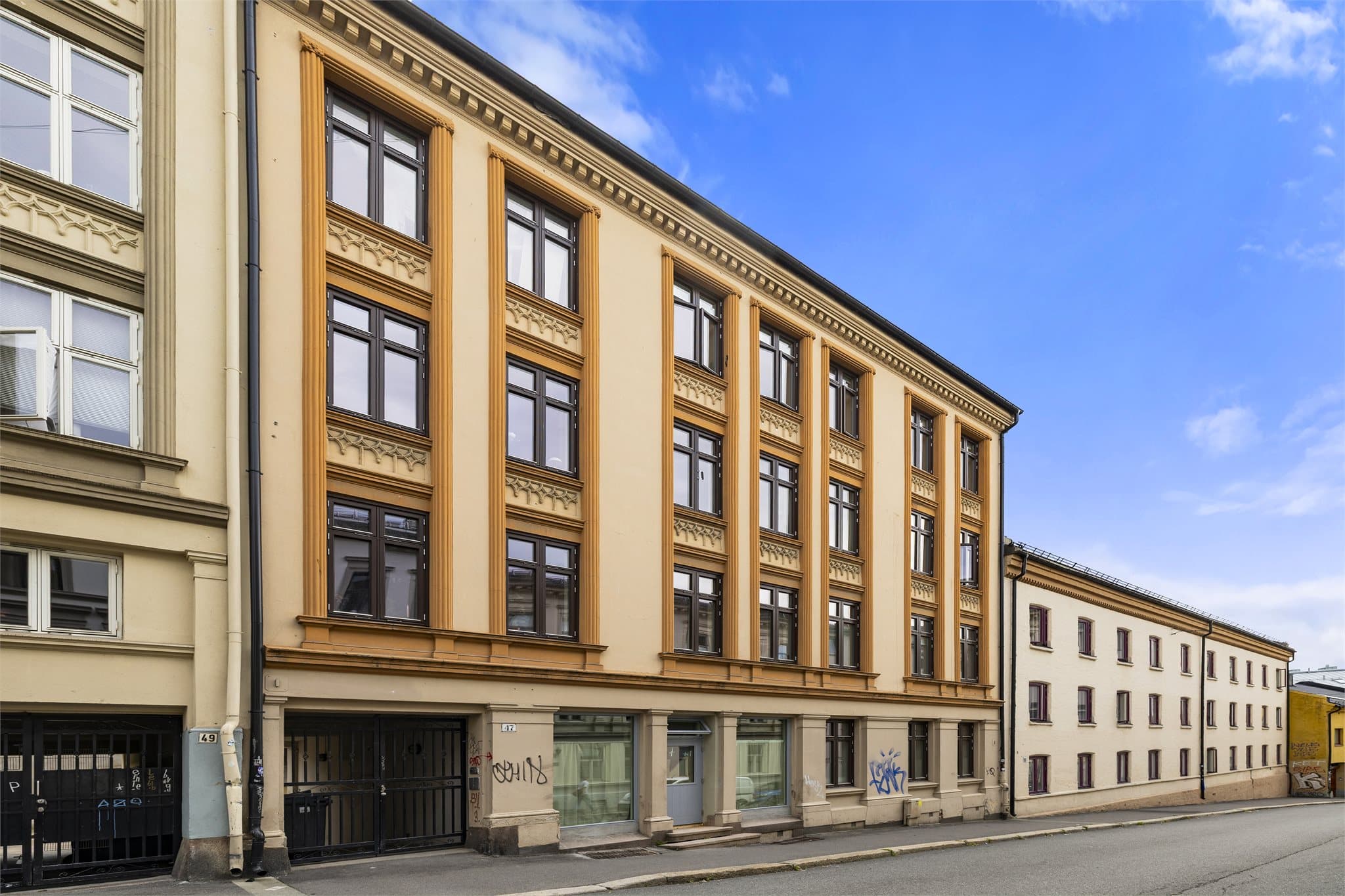 Eiendommen er en klassisk bygård fra 1899 med pusset og malt fasade.