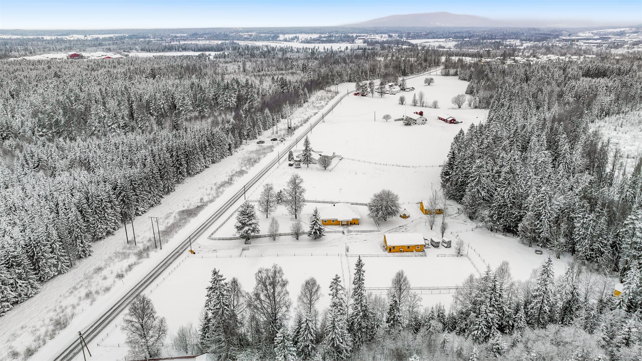 Eiendommen ligger landlig, men sentralt, på Mogreina med kort vei til skole, barnehage, butikker, buss, tog og E6-aksen.