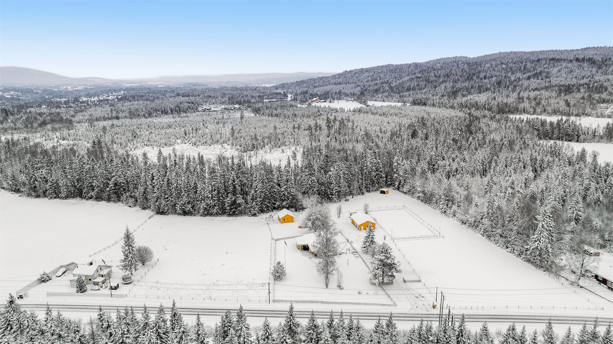 Eiendommen er på ca 17 mål med tun i midten og beite på hver side.