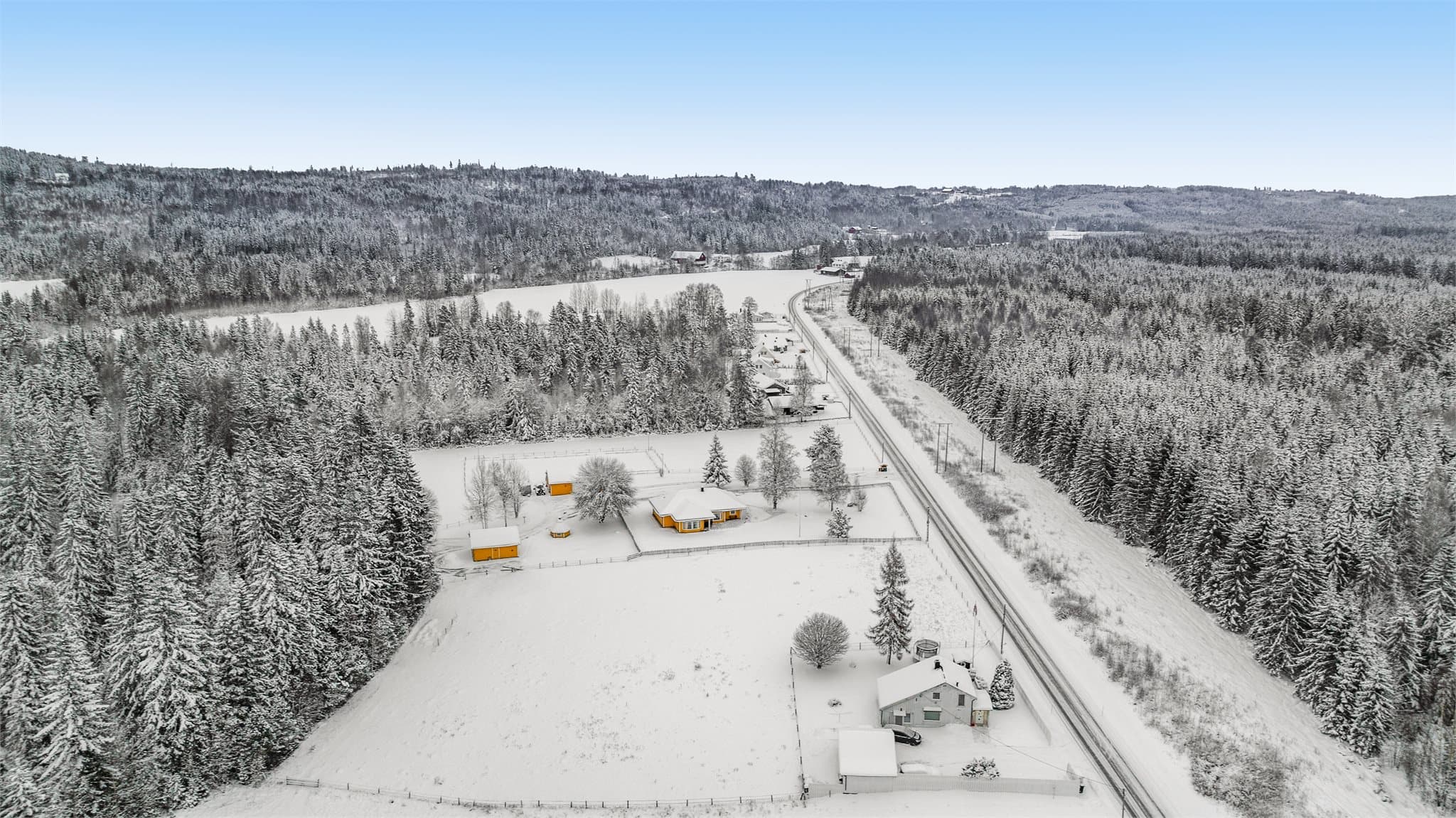 Det er enkel adkomst til E6, som gir gode pendlermuligheter både sør- og nordover. Togstasjon på Dal.