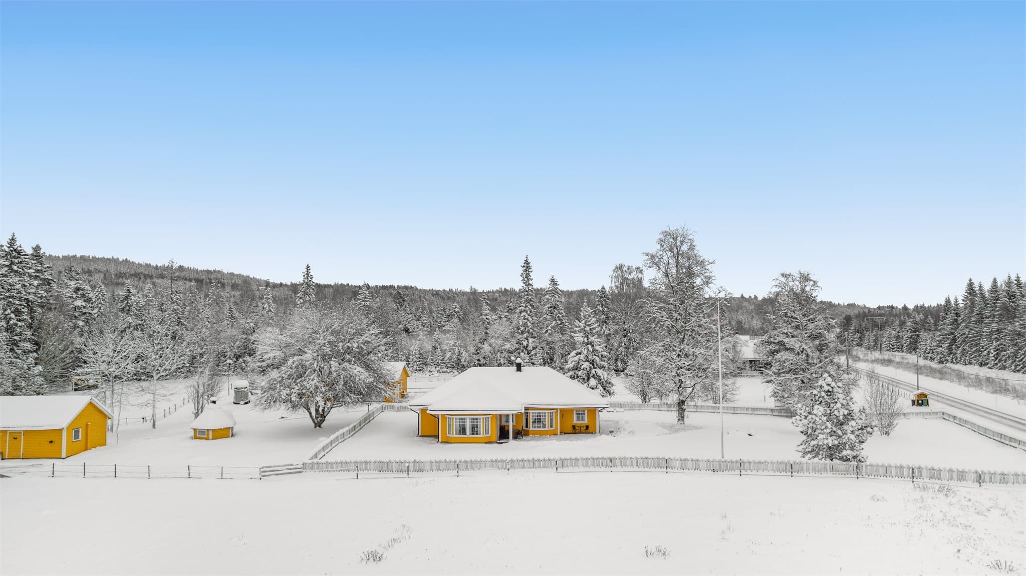 Eiendommen består av bolighus med alt på ei flate fra 2008, stall med plass med 4 båser, stor garasje, grillhytte, beite og opplyst ridebane.