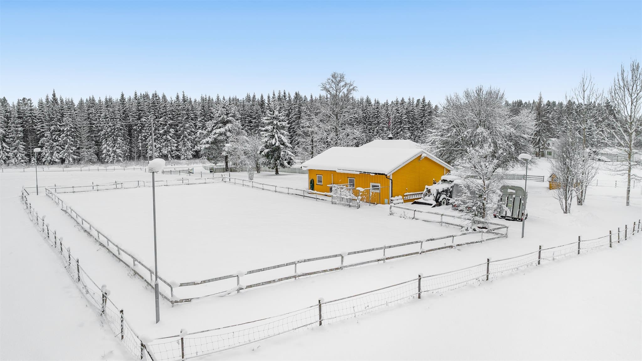 Opplyst ridebane er etablert på eiendommen.