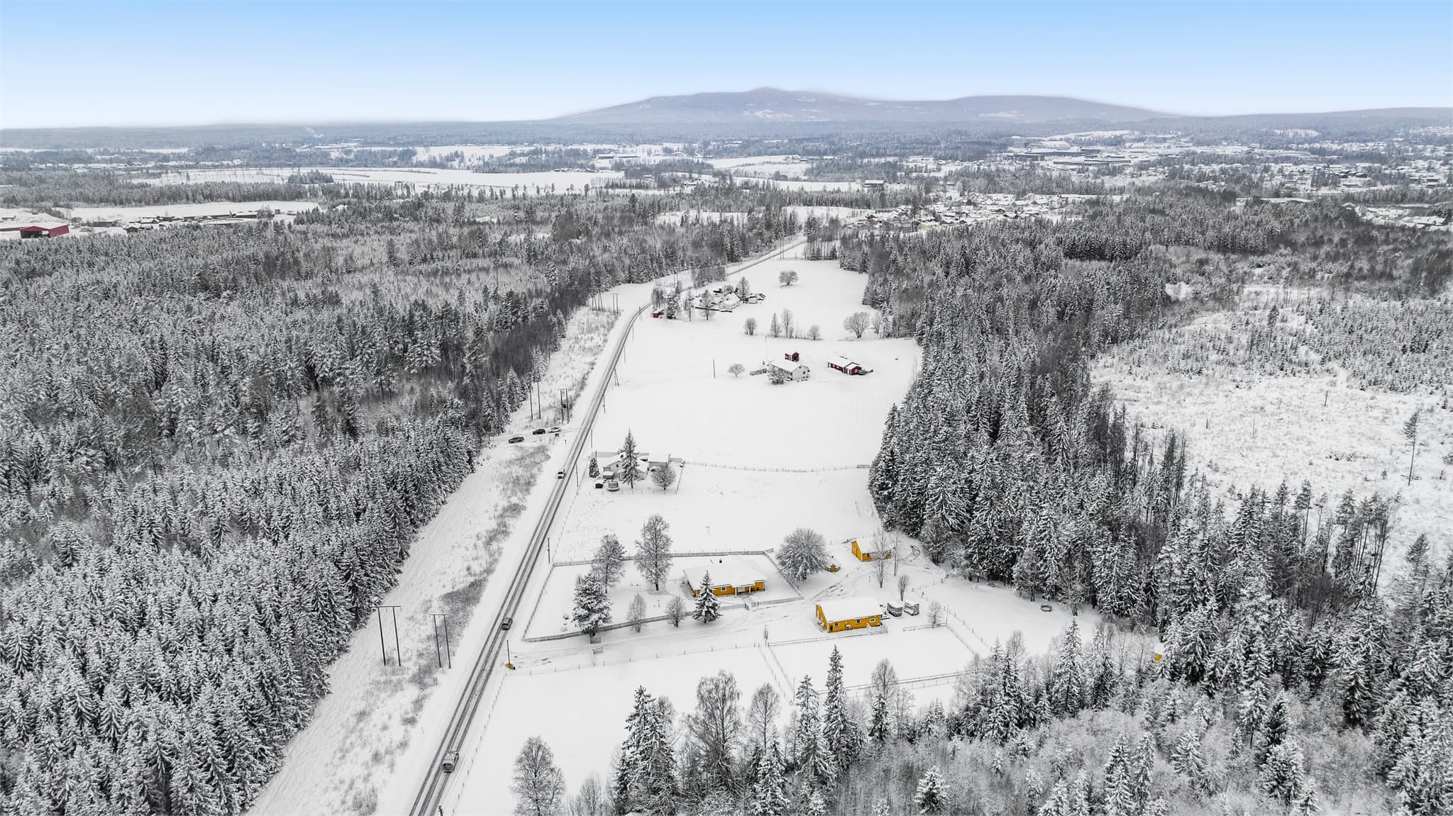 Både skole og barnehage ligger få minutters kjøring unna.