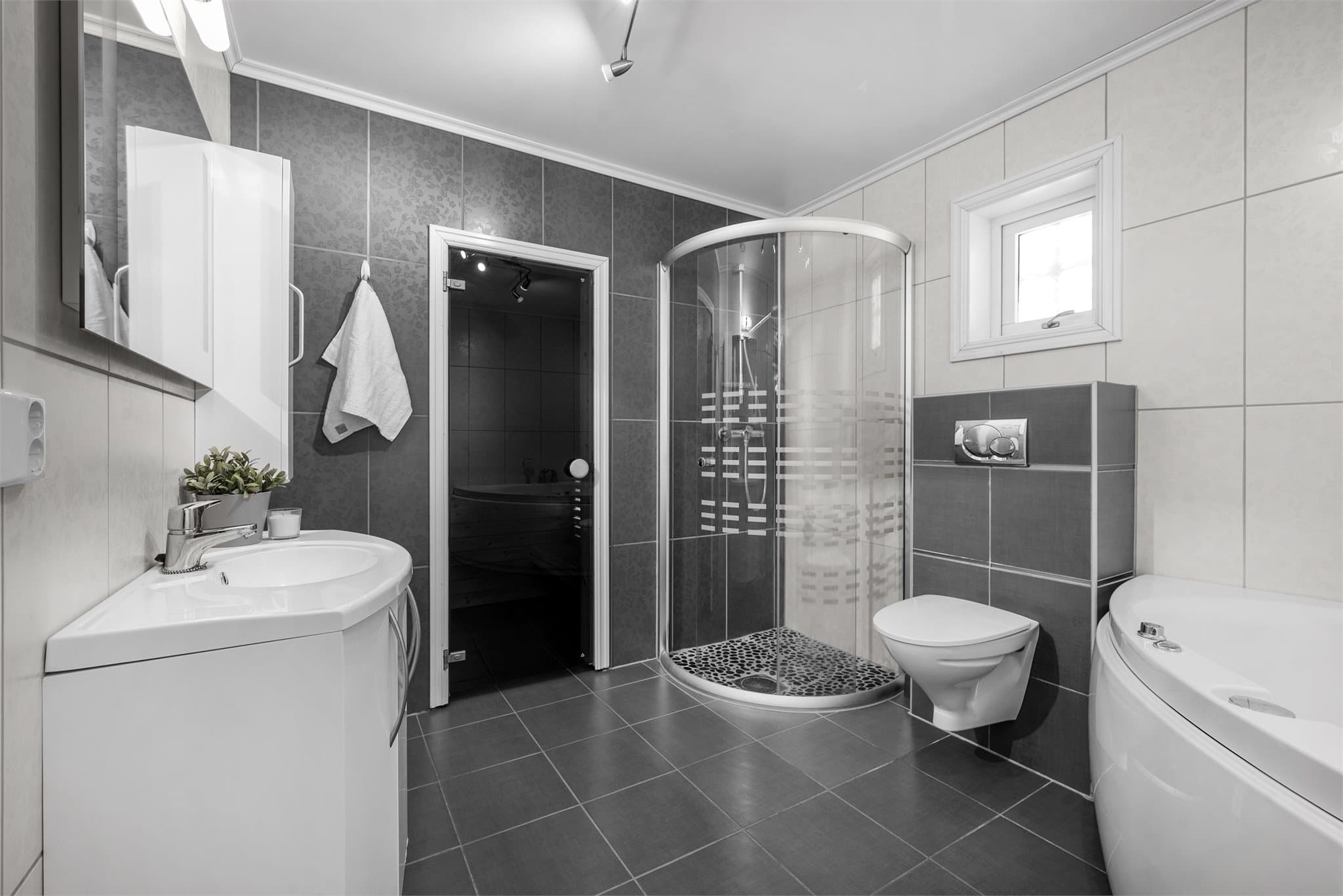 Hovedbad med dusjløsning, hjørnebad og badstue.