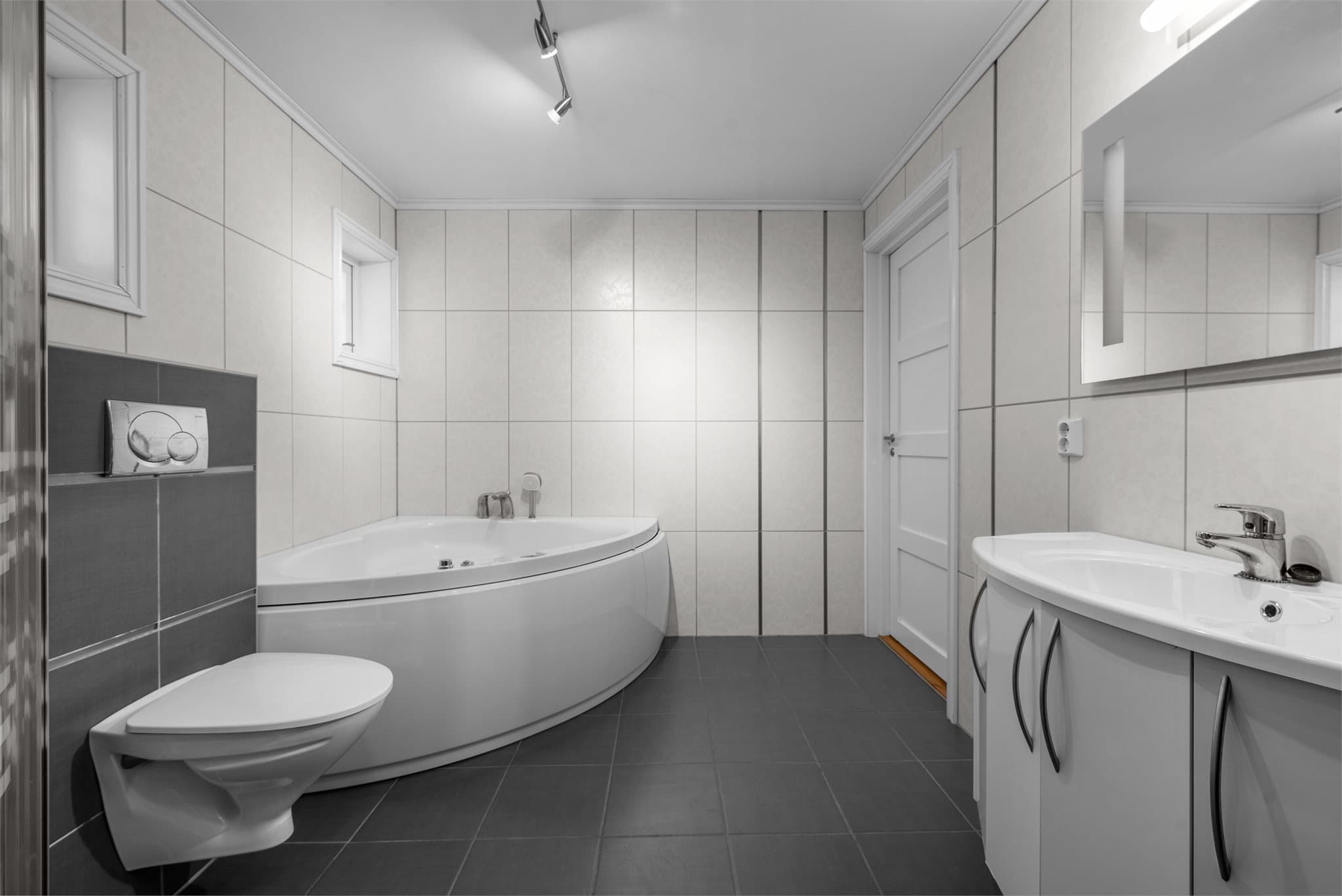 Boligen har to pene baderom.