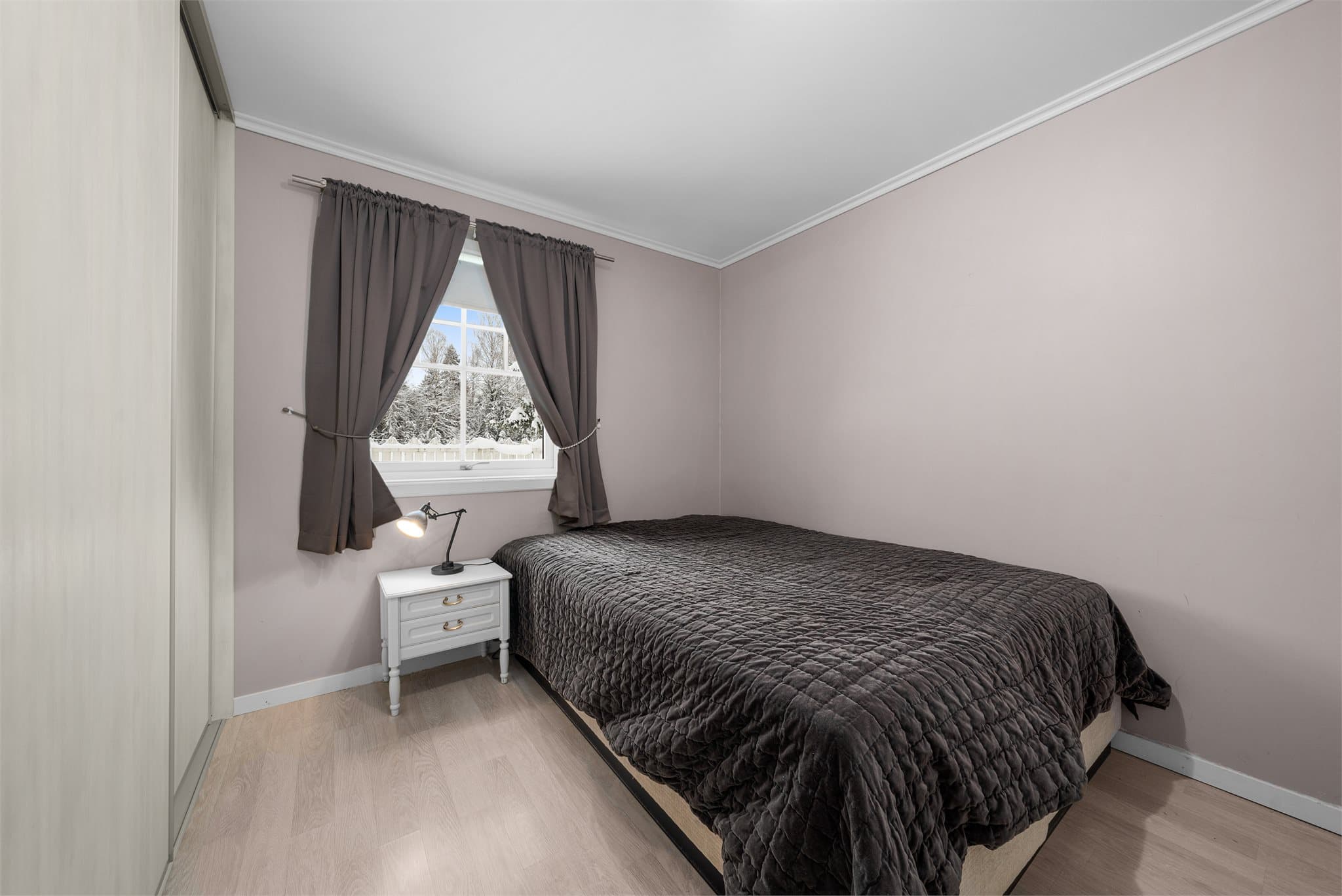 Boligen har tre fine soverom av god størrelse.