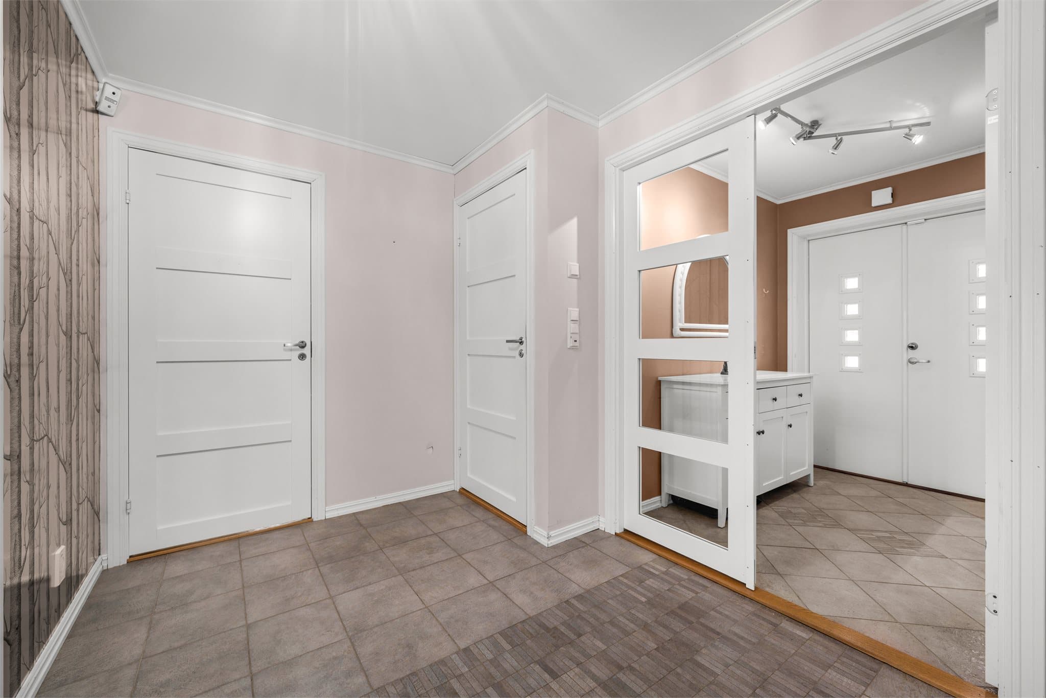 Bolighuset har en praktisk planløsning med alt på ei flate.