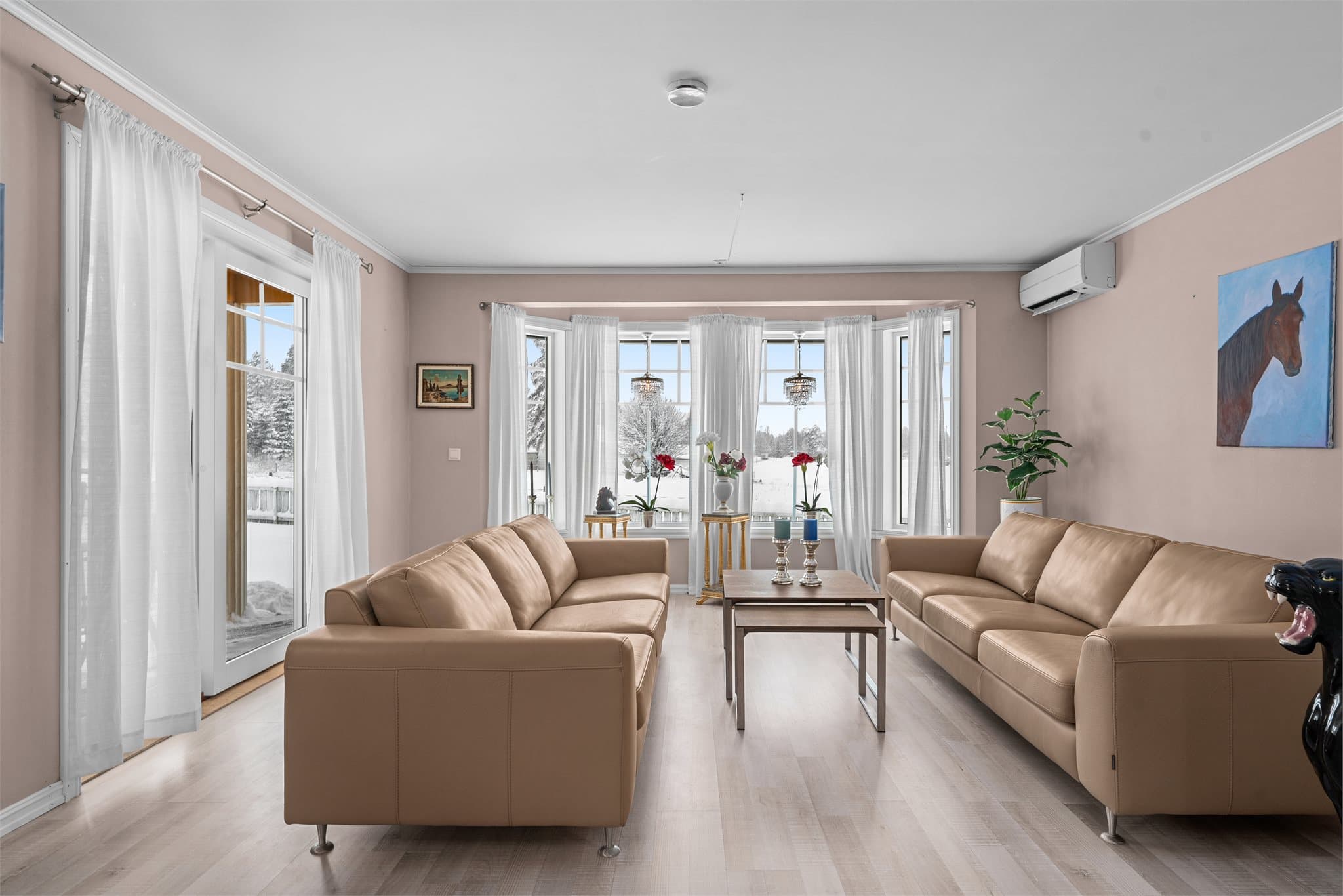 Det er godt med lysinnslipp fra store vindusflater og utgang til en nydelig uteplass.