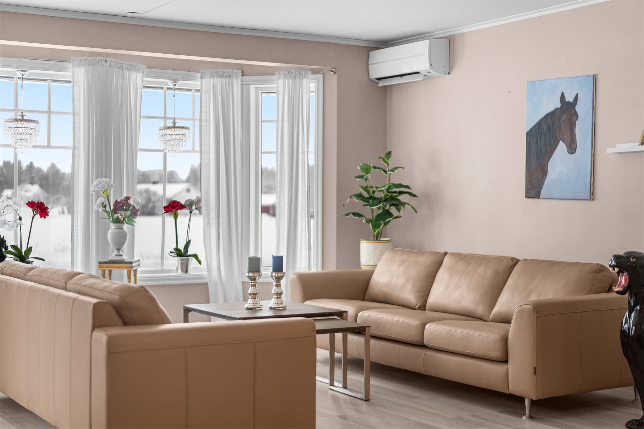 Stuen har både peisovn og varmepumpe.