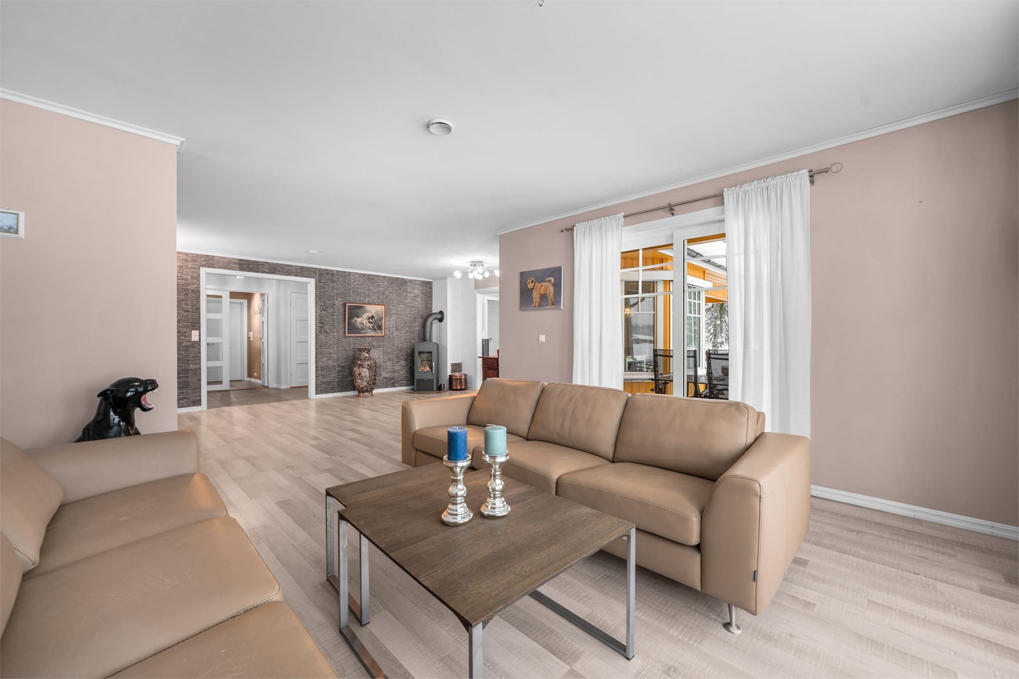 Fine fargevalg gjør innredningen enkel.