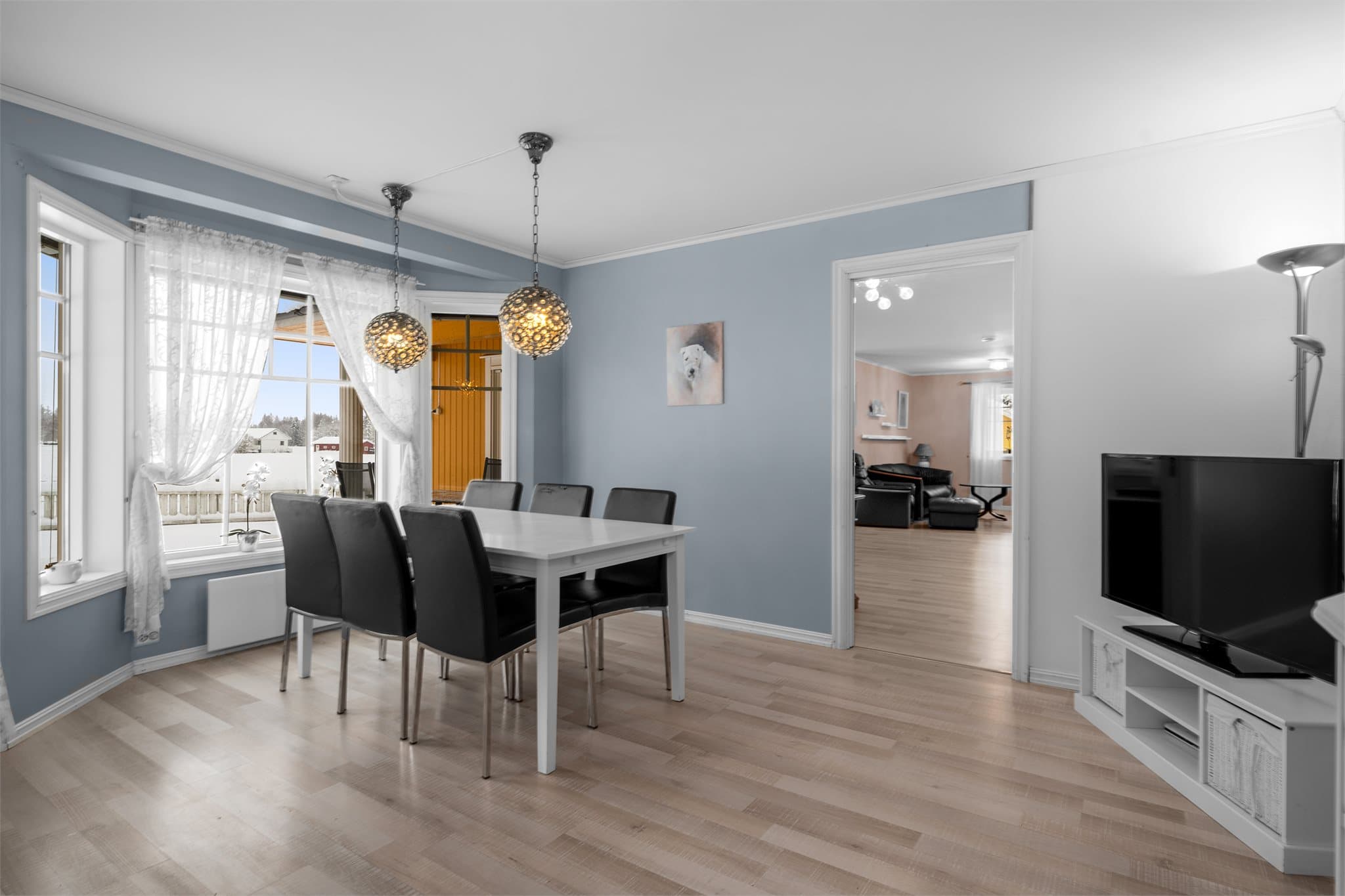 Kjøkkenet har også god plass til spisebord i karnapp.