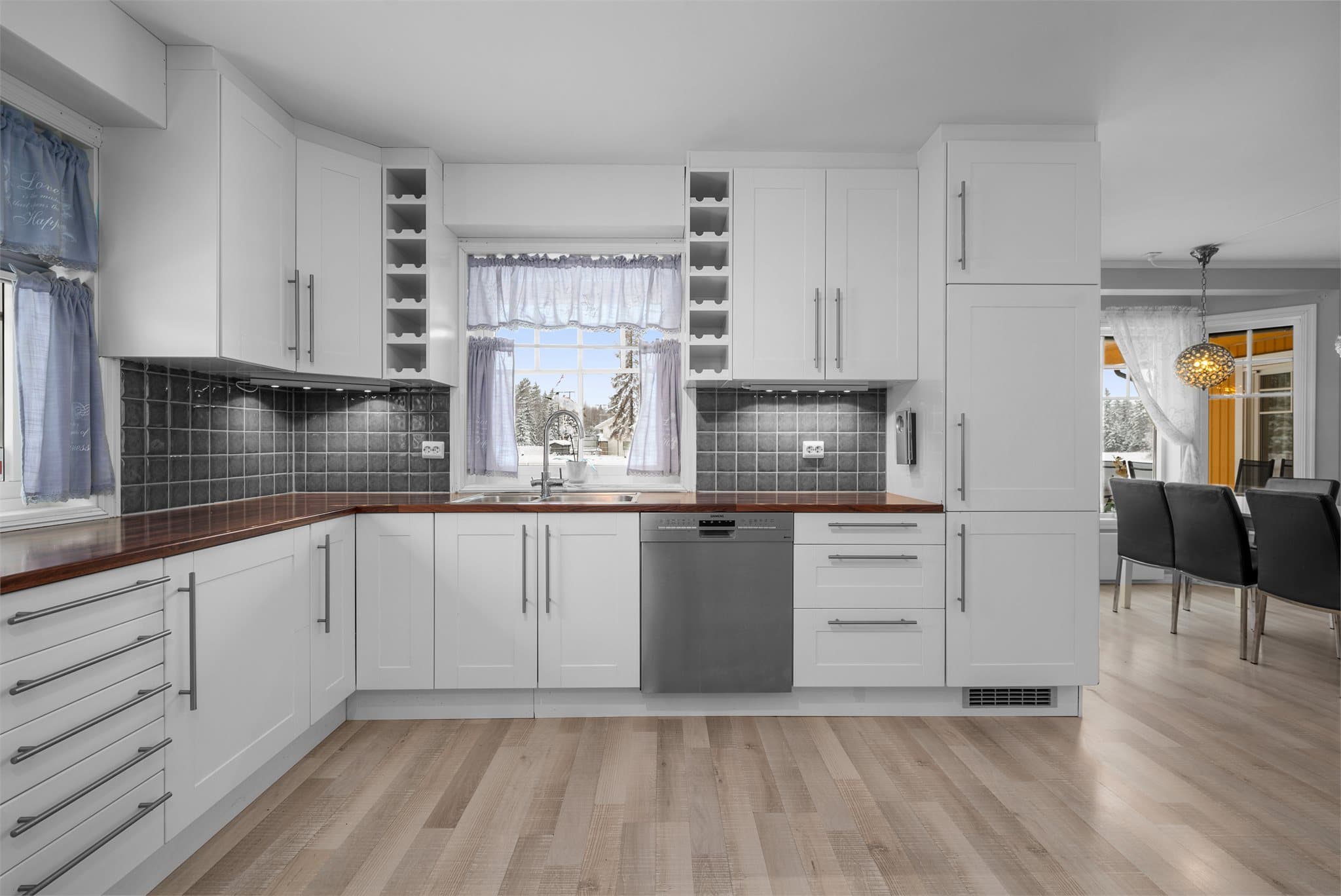 Rikelig med skap- og benkeplass.