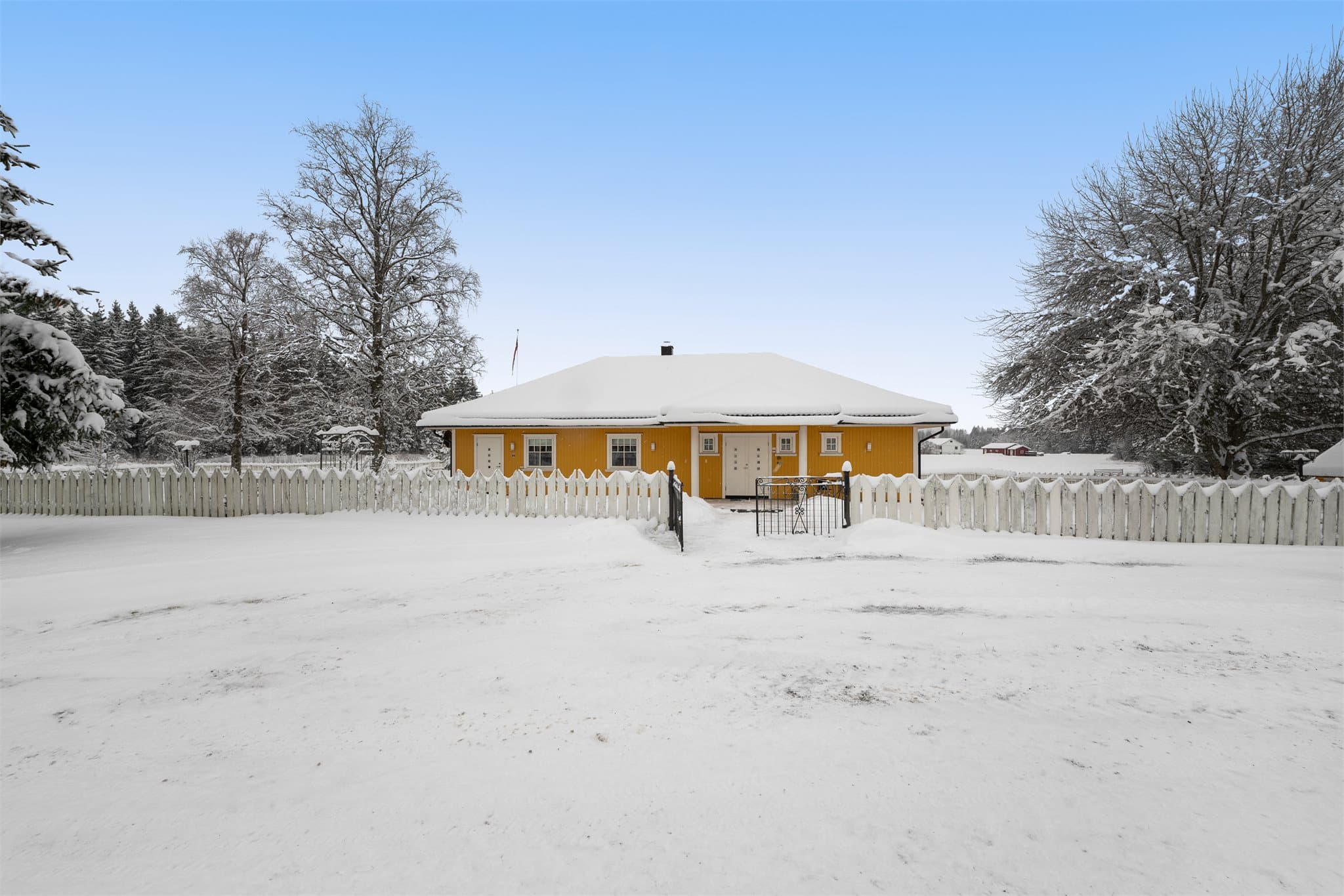 Det er rikelig med biloppstillingsplass i tillegg til stor garasje med lagringsrom.