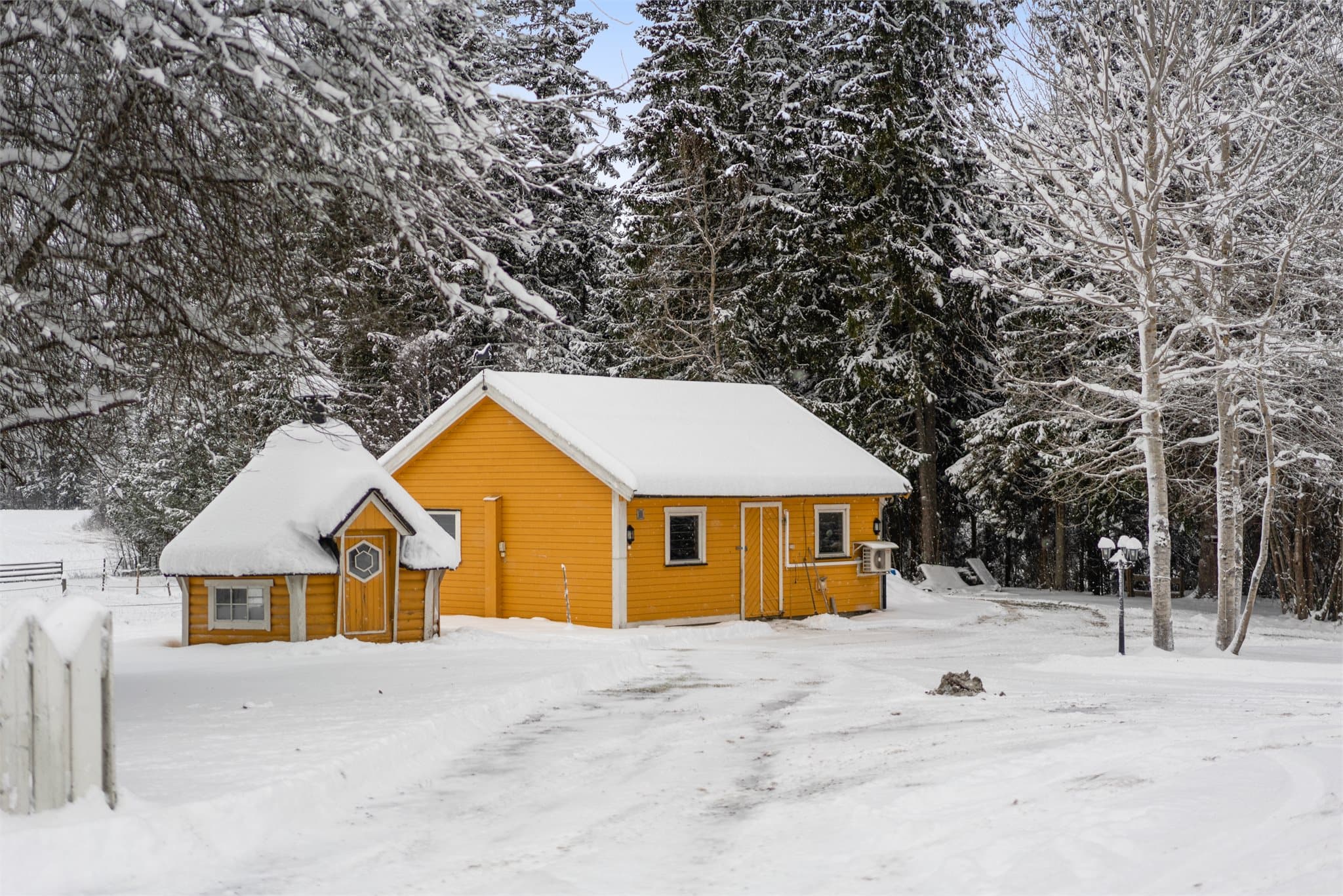 Grillhytte på eiendommen samt stall med fire båser.