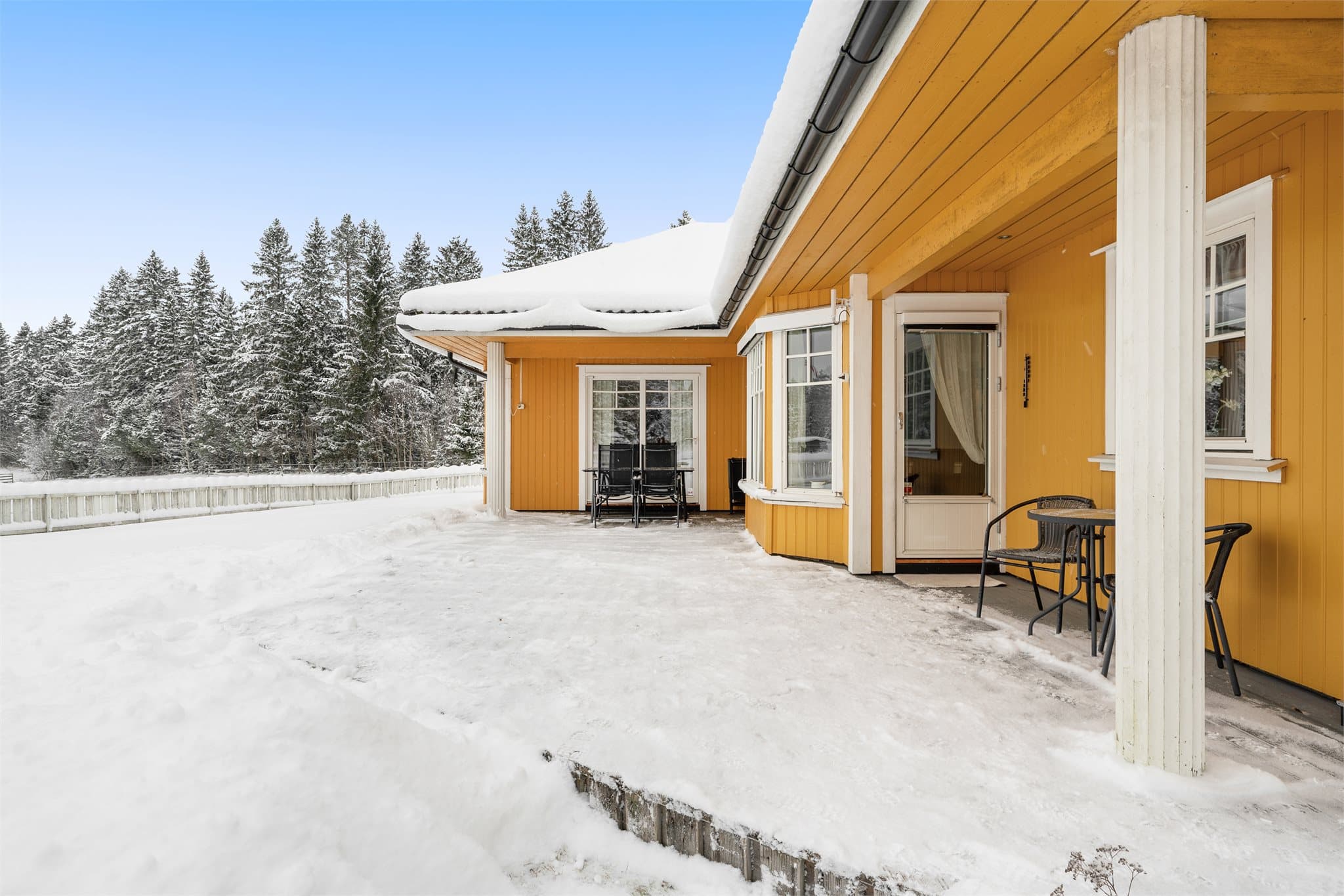 Nydelig uteplass og hage.