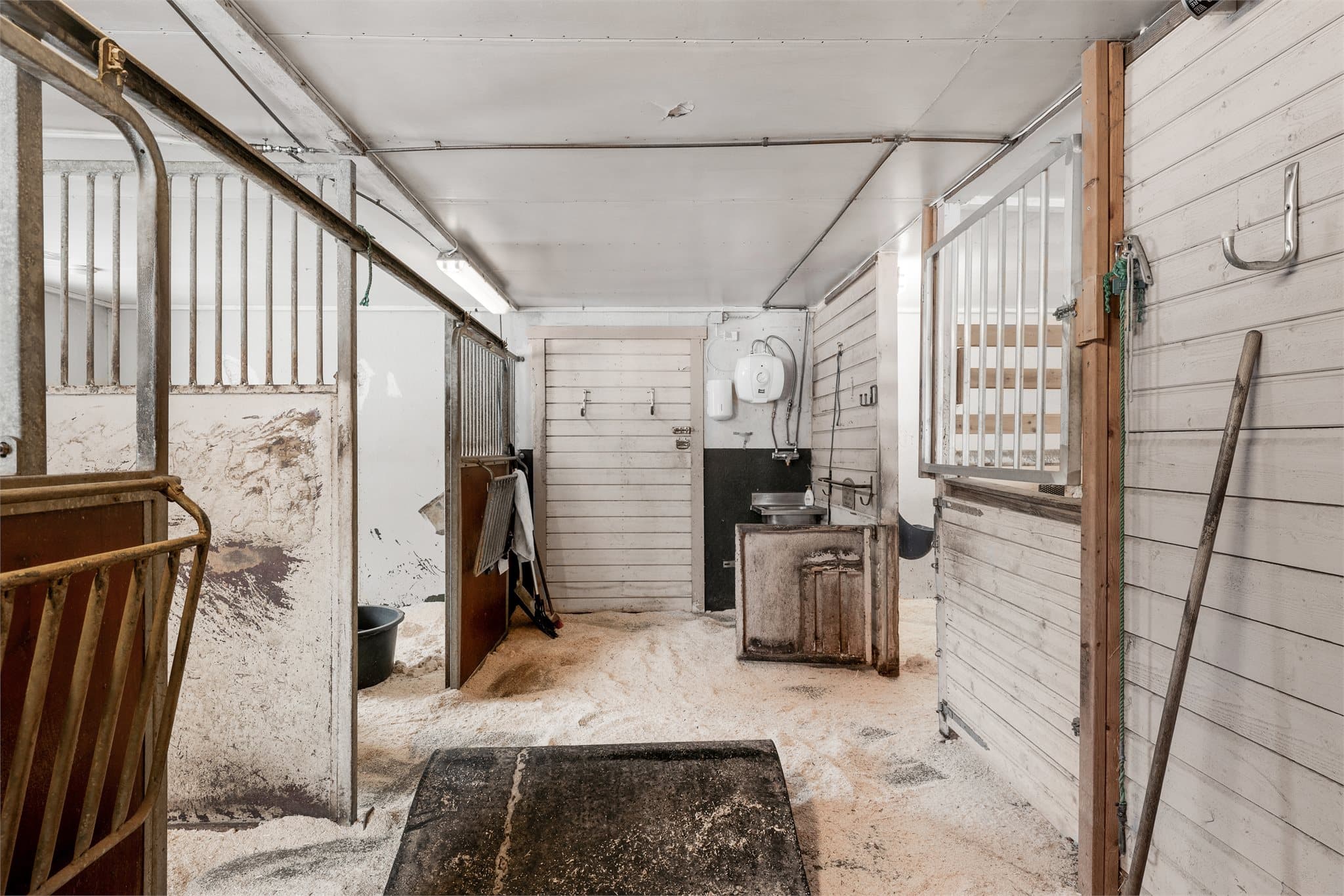 Innlagt vann i stall og dør ut mot beite på baksiden.