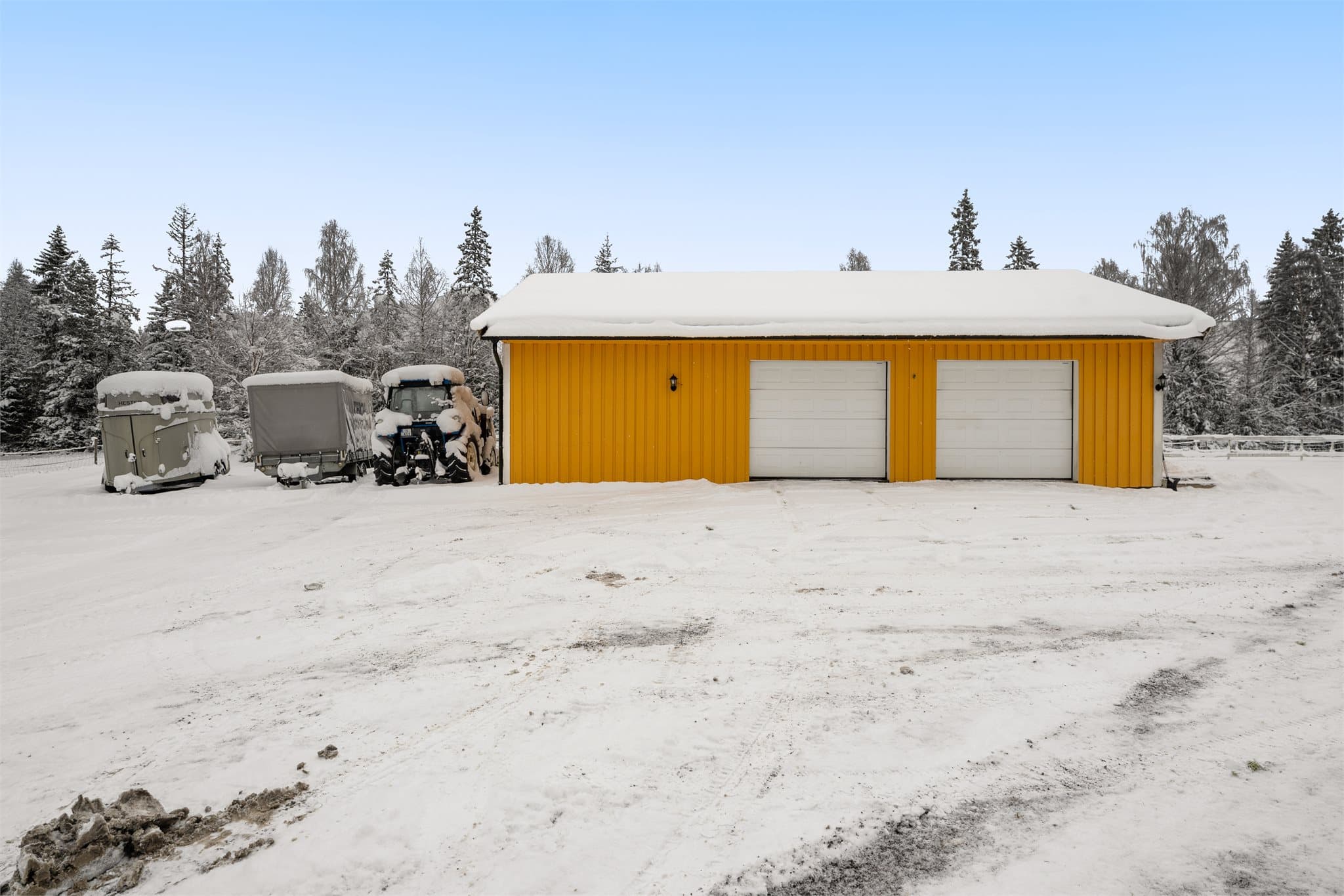 Garasje med to porter og lagringsrom.