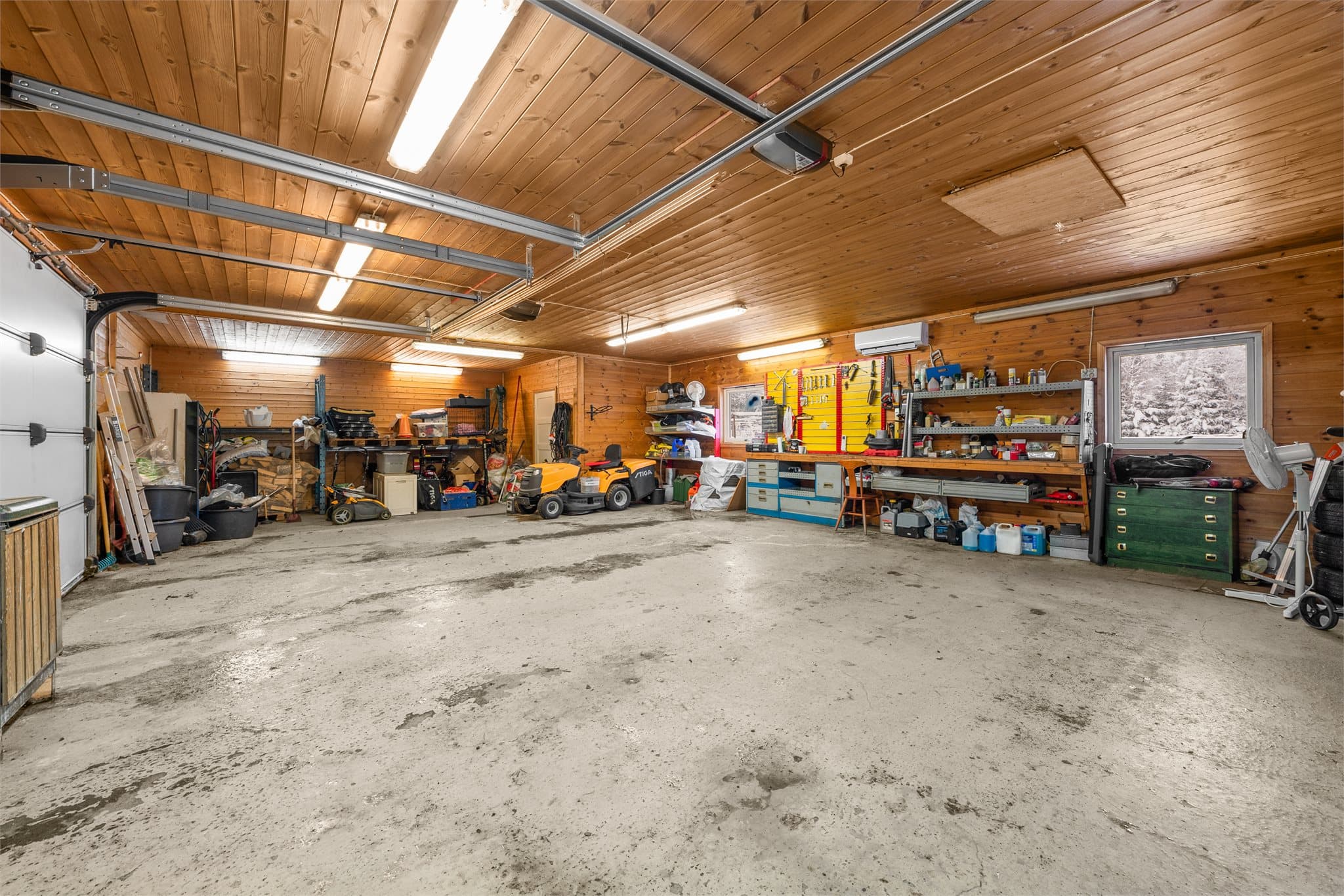 Rikelig med plass til både lagring og hobby.