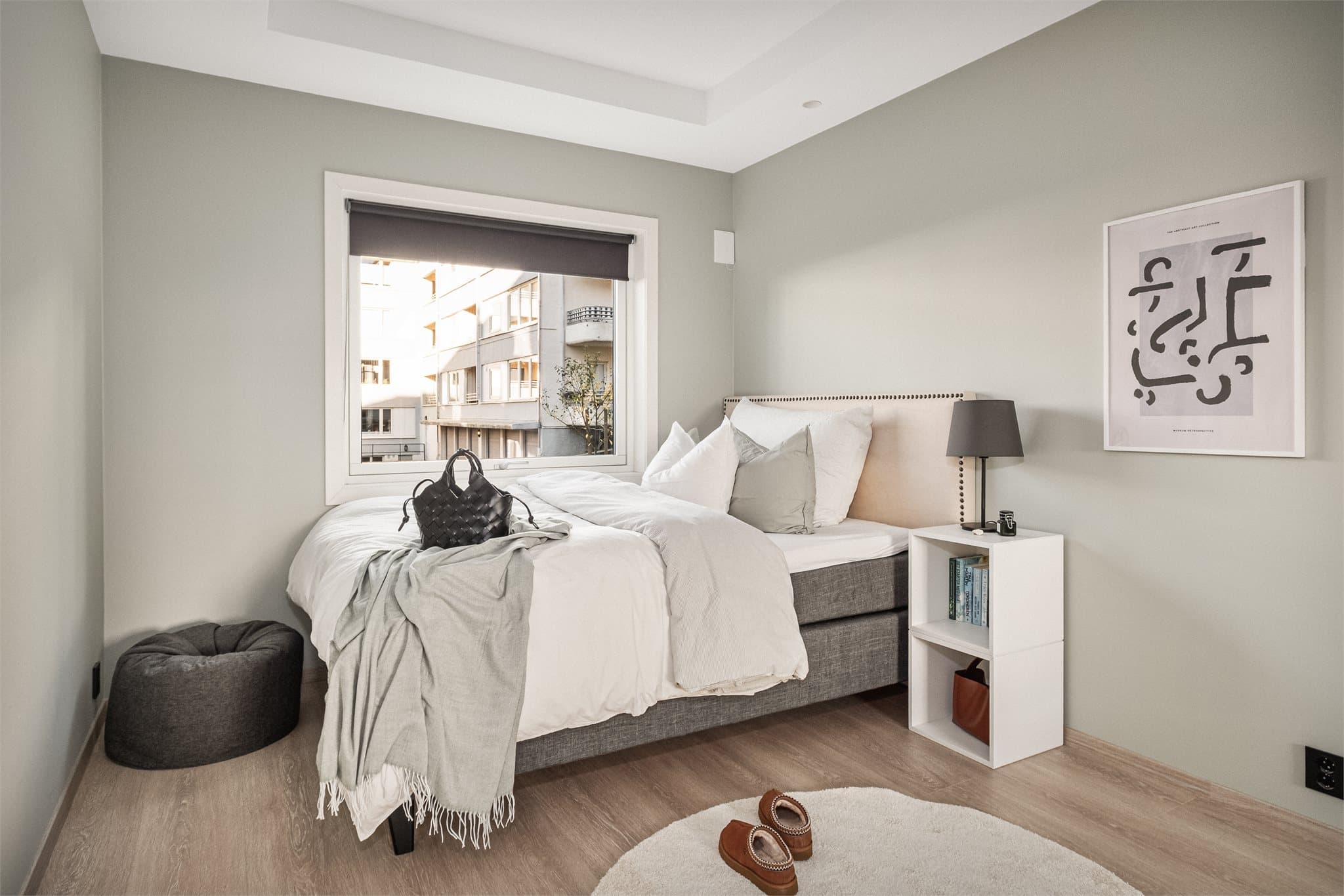 - På soverommene er det god plass til dobbeltseng i ønsket størrelse og tilhørende møblement -