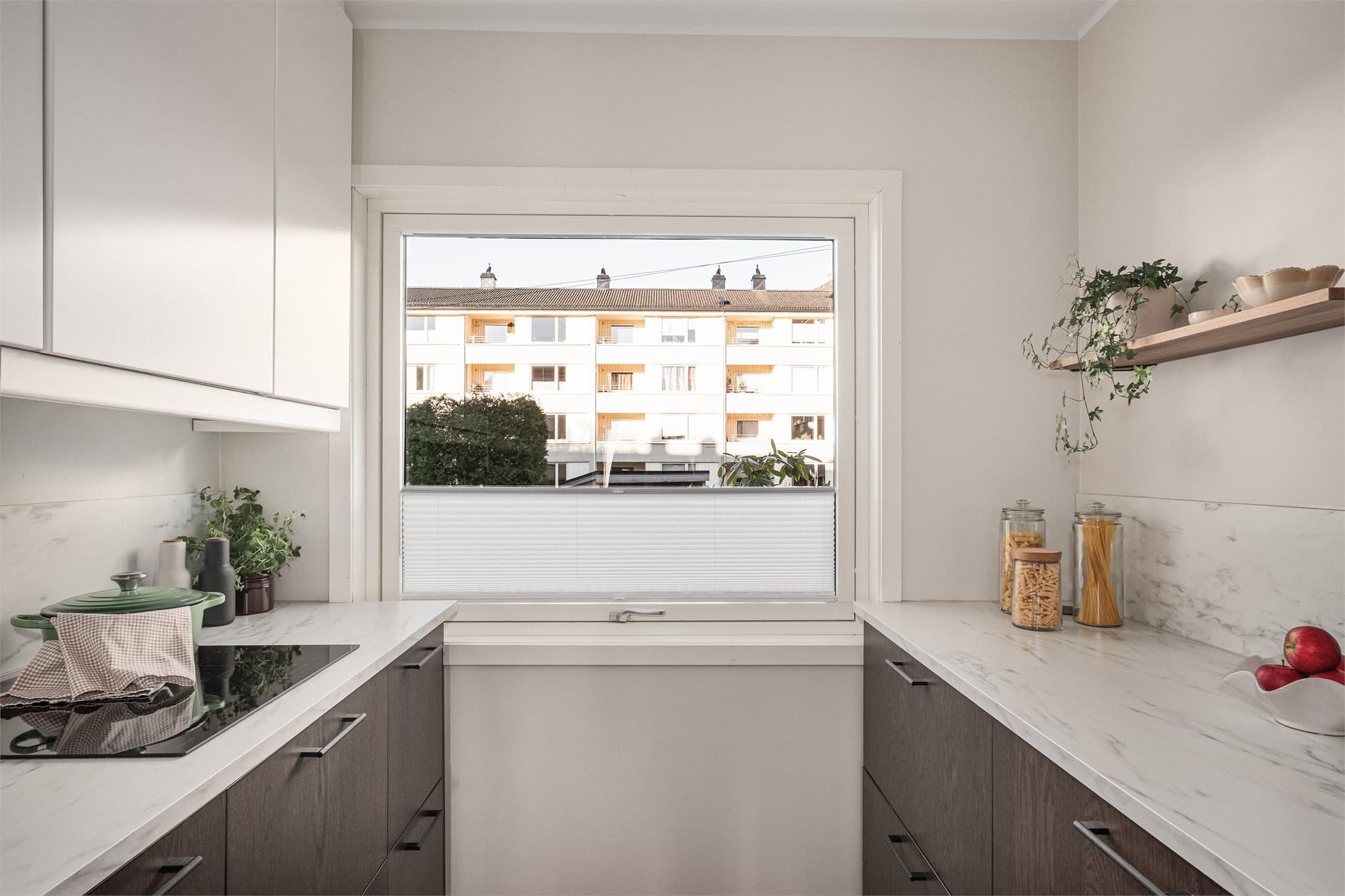 - Merk sorte detaljer som håndtak og underlimt vaskekum gir et eksklusivt inntrykk -