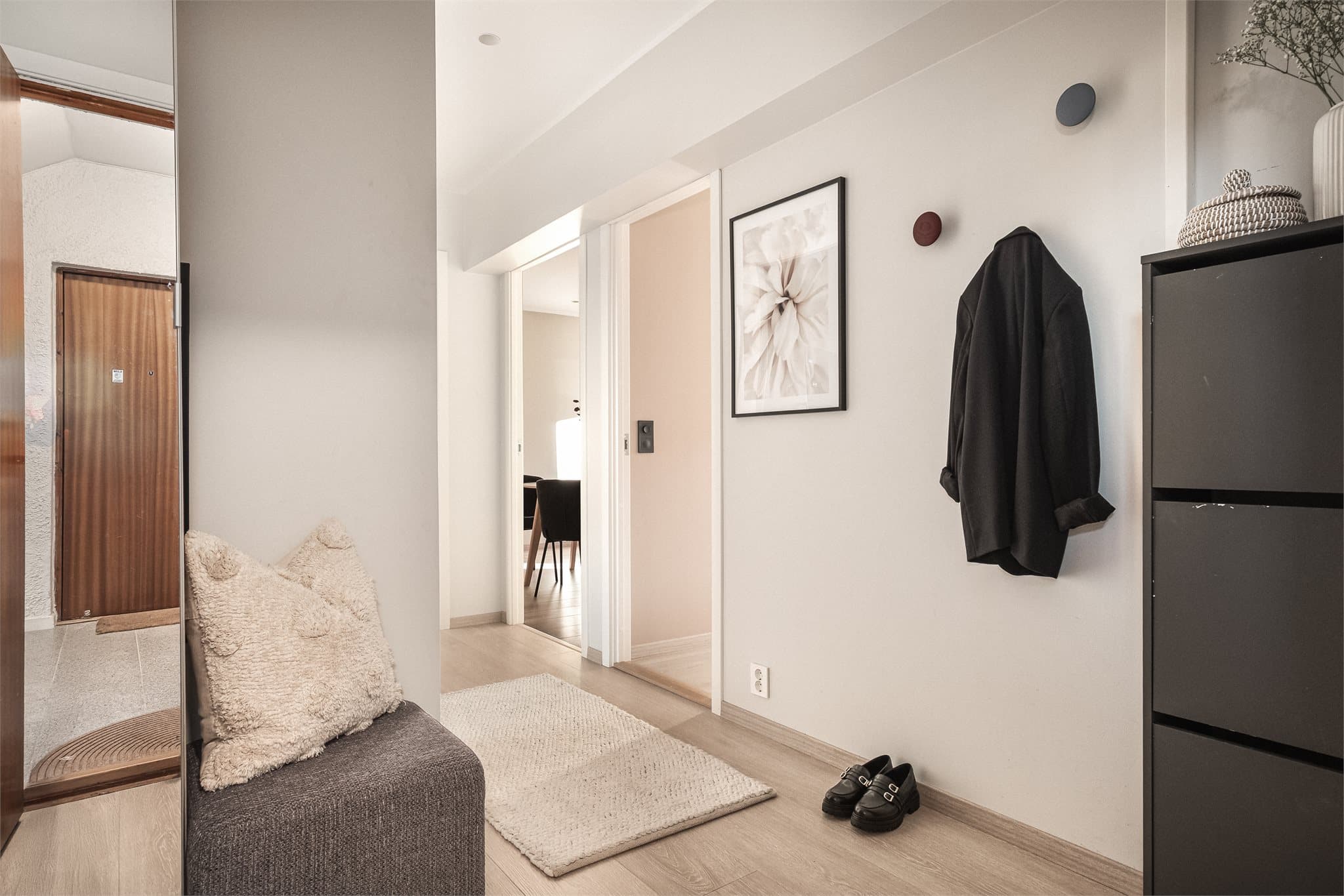 - Du blir ønsket velkommen hjem til en lys og trivelig entré som måler 6,7m² -