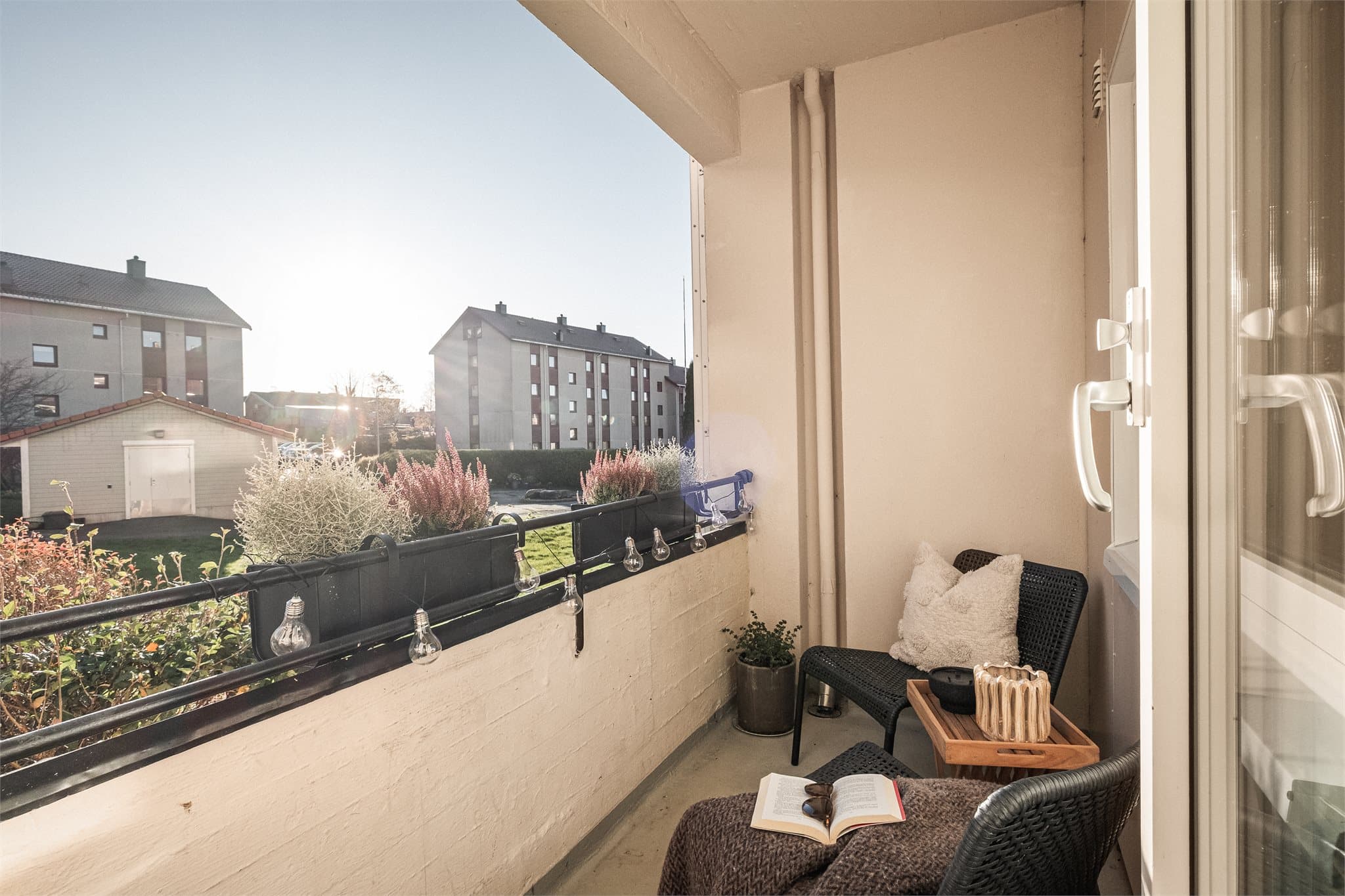 - Balkongen måler 3,3m² og har god plass til en hyggelig sittegruppe -