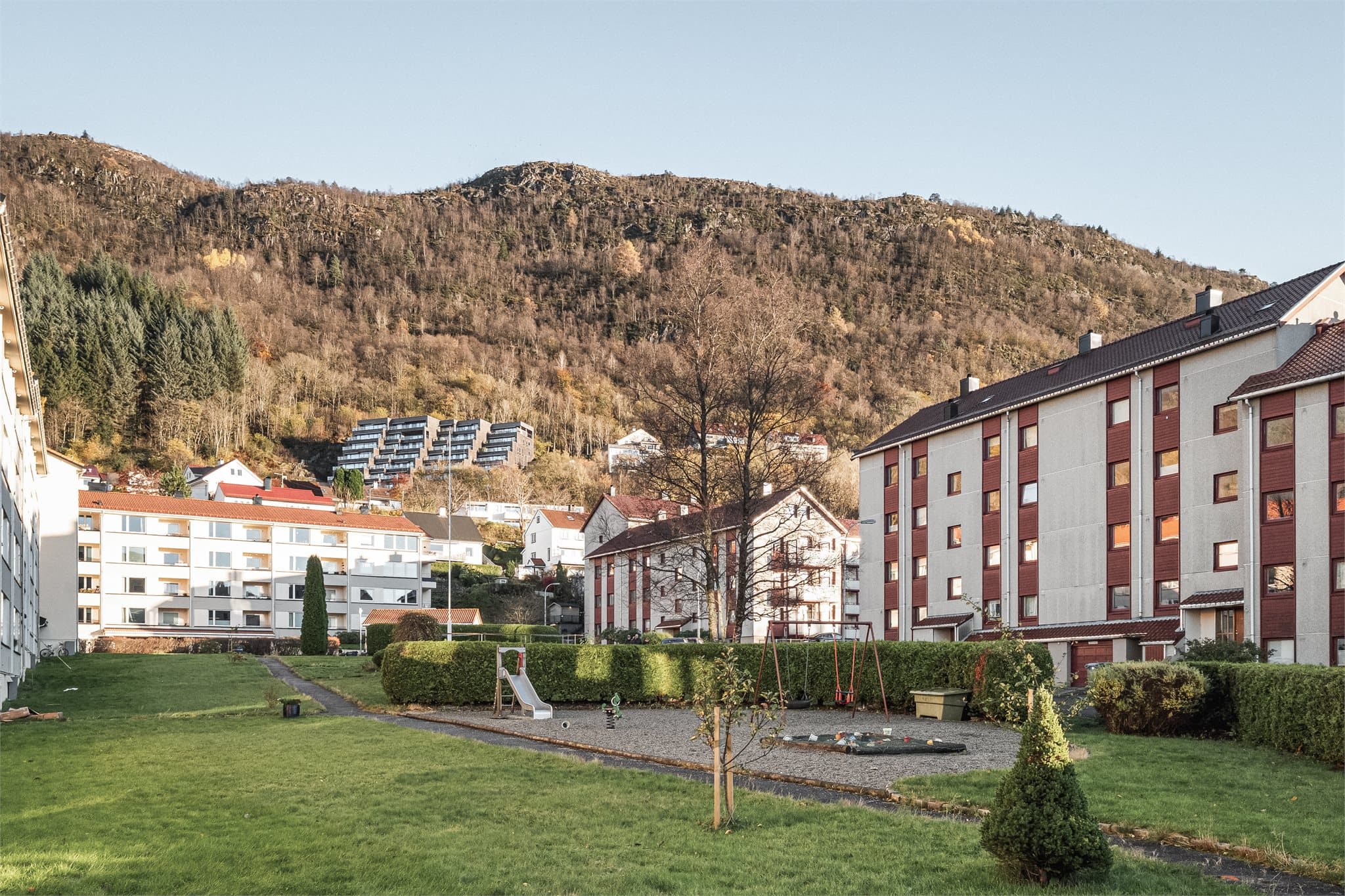 - Hyggelige fellesareal som er opparbeidet med div interne veier, lekeplass, grøntarealer og div prydbusker/beplantning -