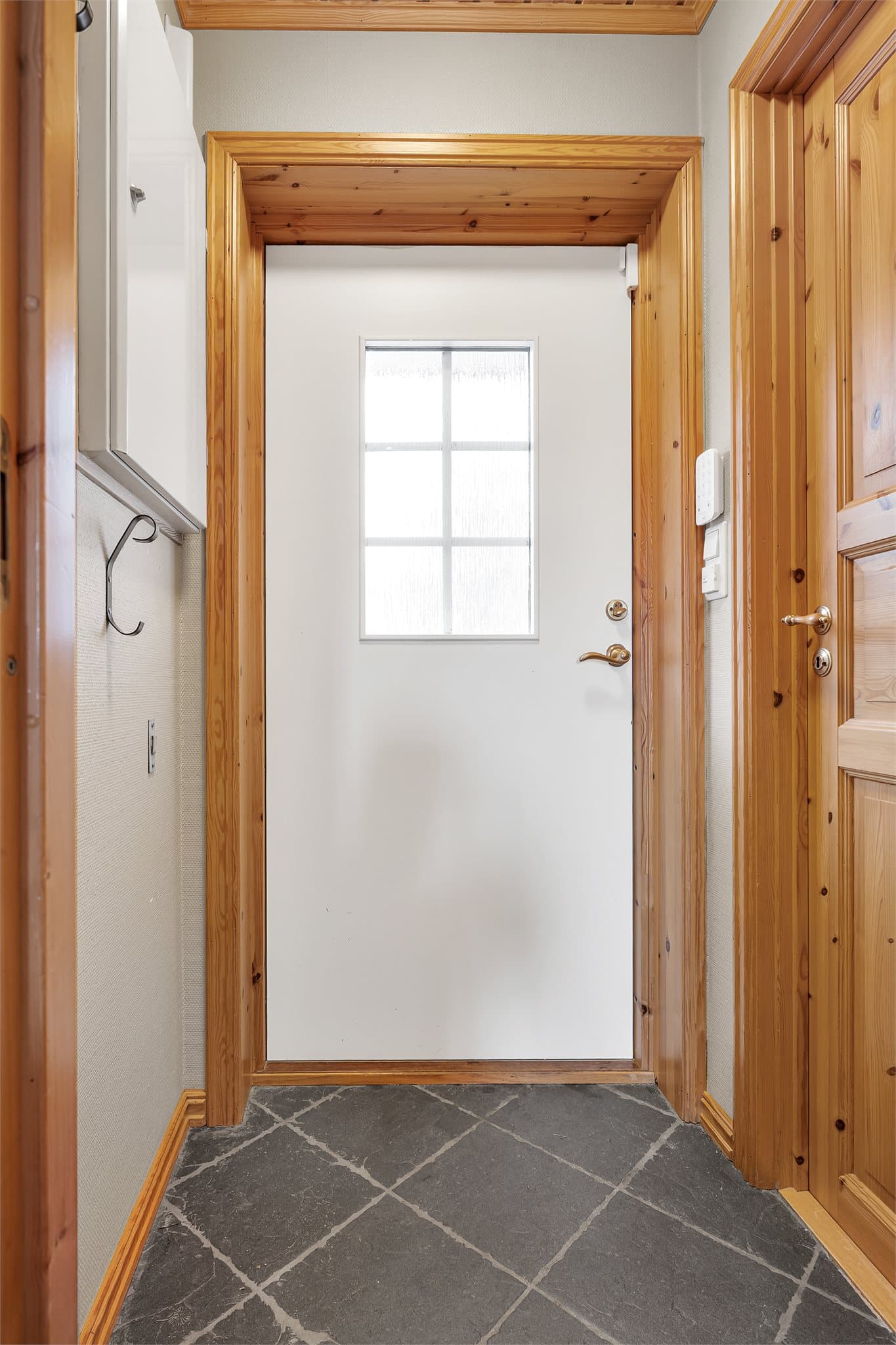 Velkommen inn! Innvendig bod i tilknytning til gangen.