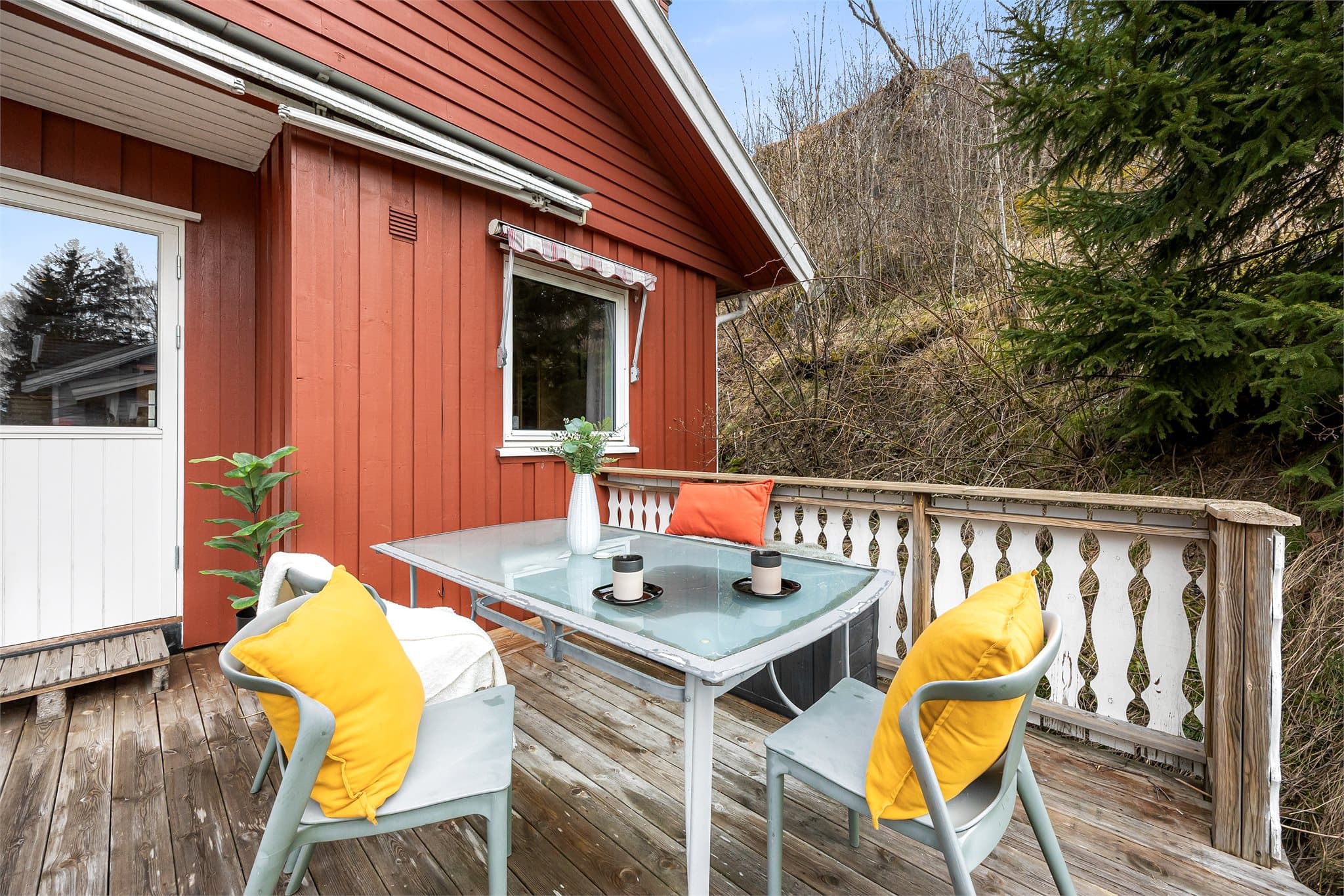 Plass til utemøbler, grill og beplantning.