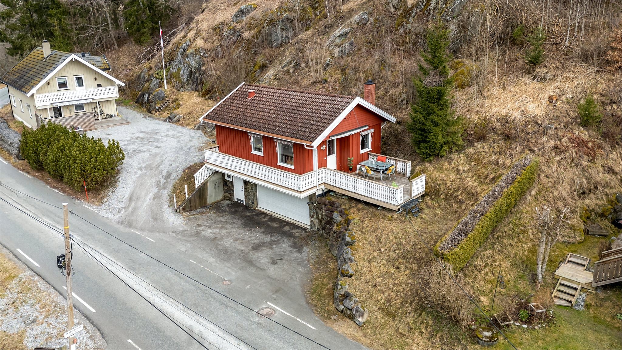 Ekebergveien 176 er en koselig enebolig i landlige omgivelser, perfekt for deg som liker turmuligheter rett utenfor døra.