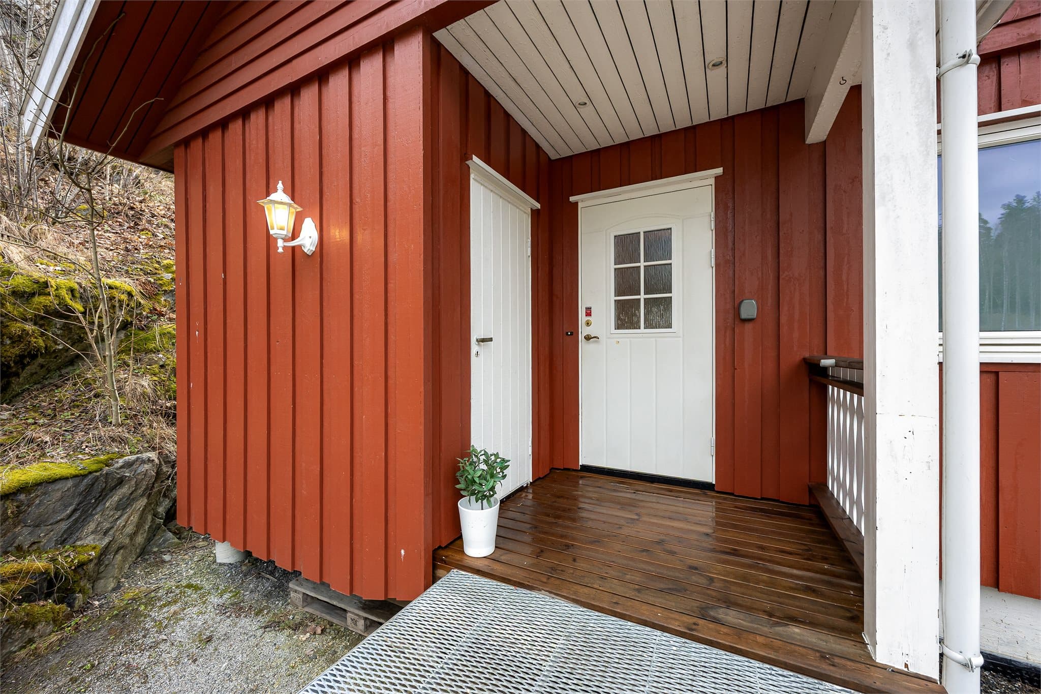 Ved inngangspartiet er det overbygget platting på ca. 2,2 kvm. som også har adkomst til sportsbod på 2,7 kvm.