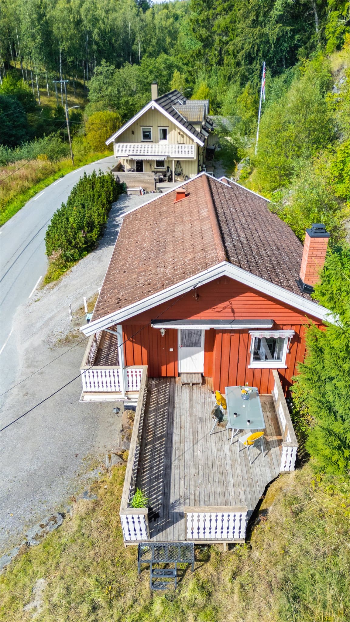 Fra stue/kjøkken er det utgang til terrasse på ca. 28 kvm. Terrassen er orientert mot sydøst.