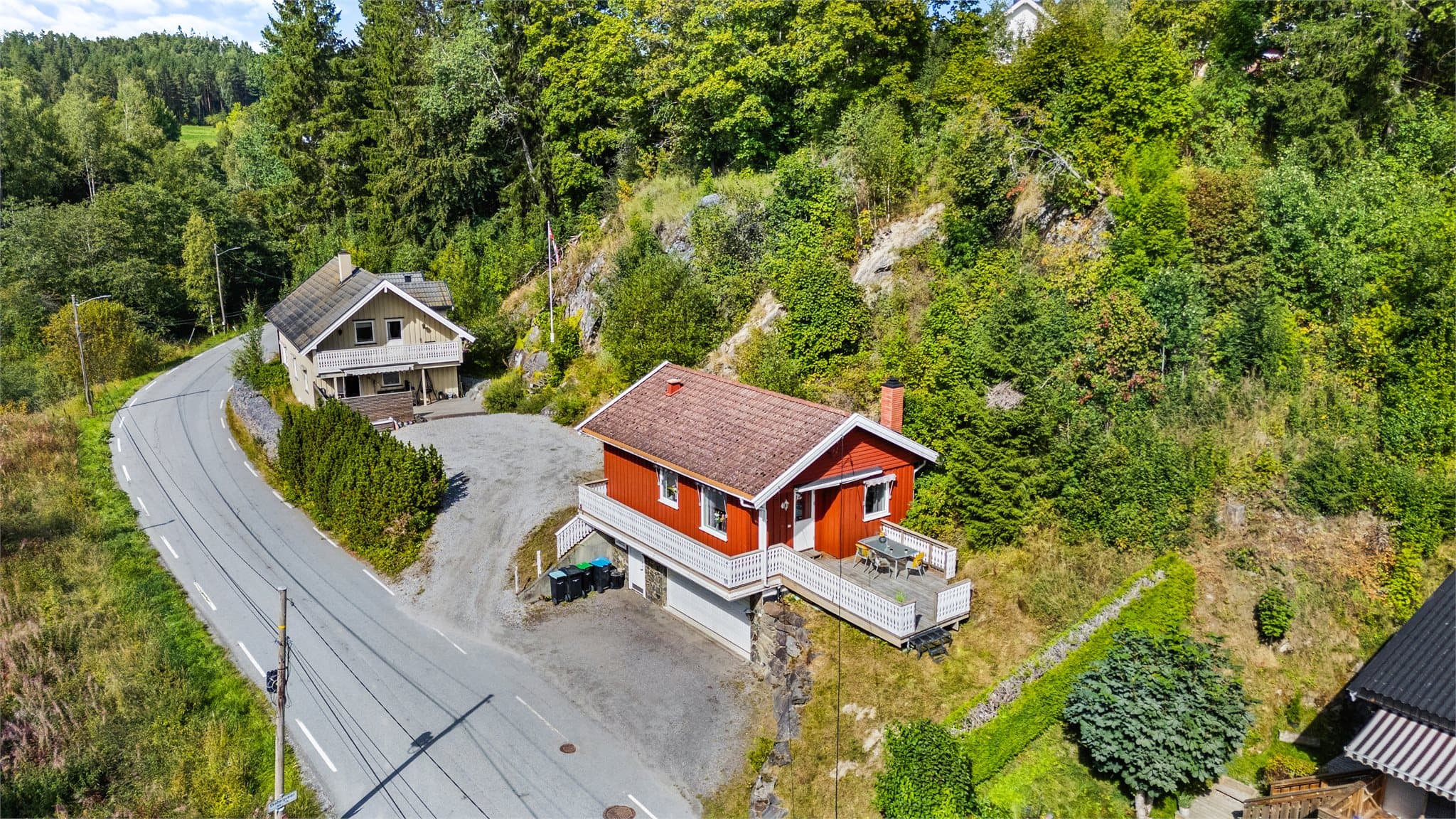 Ekebergveien 176 er en koselig enebolig i landlige omgivelser, perfekt for deg som liker turmuligheter rett utenfor døra.